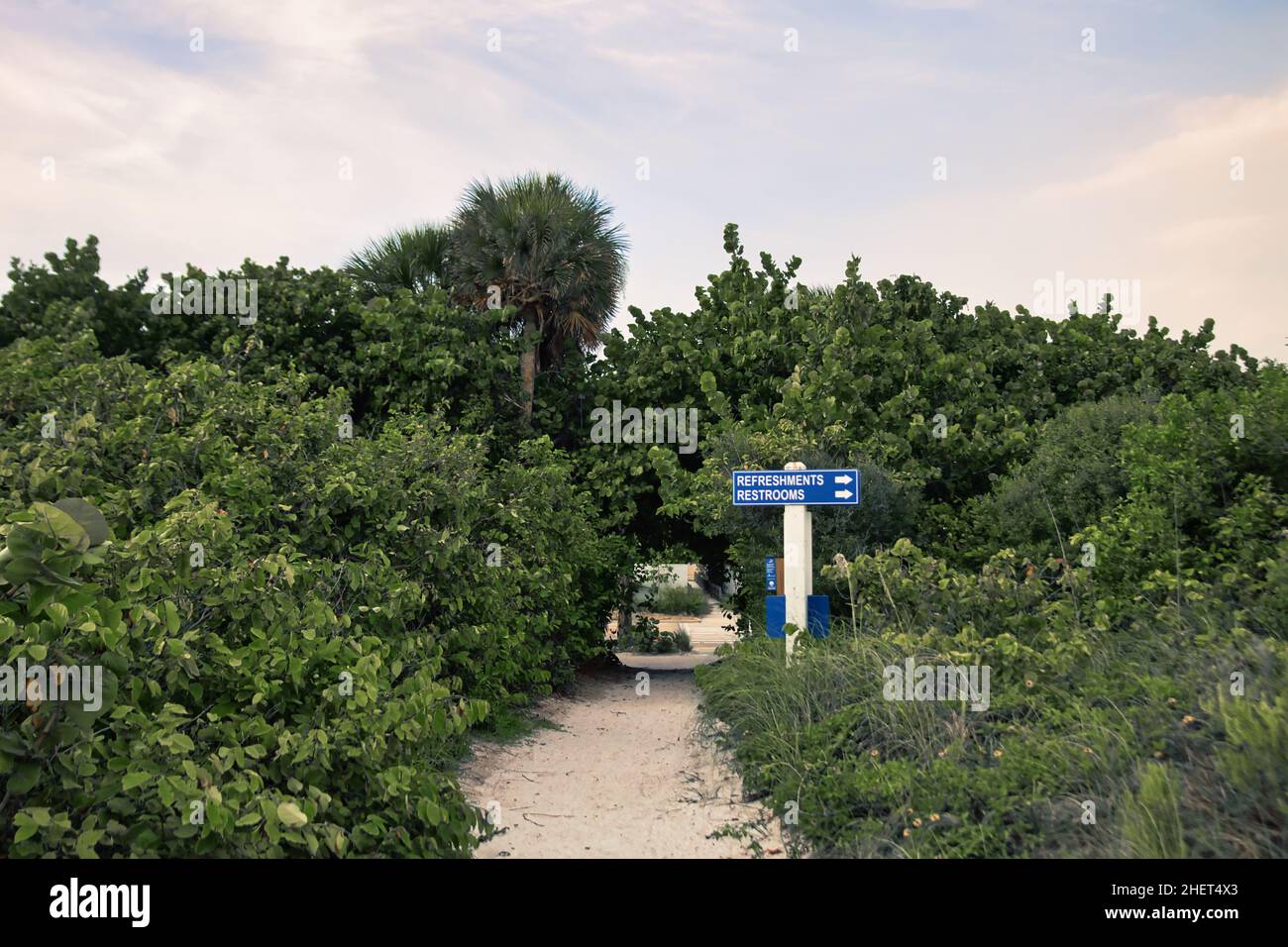 Sarasota, Florida, Stati Uniti. Vista aerea della città. Spiaggia pubblica di Sarasota con sabbia bianca. Sarasota luoghi turistici. Foto Stock