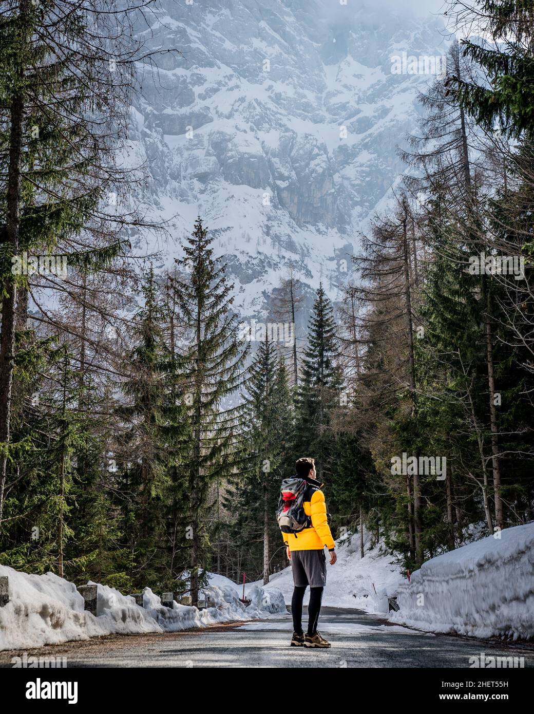 Un escursionista affascinato dalle Alpi giulie circostanti in Slovenia al Passo Vrsic Foto Stock