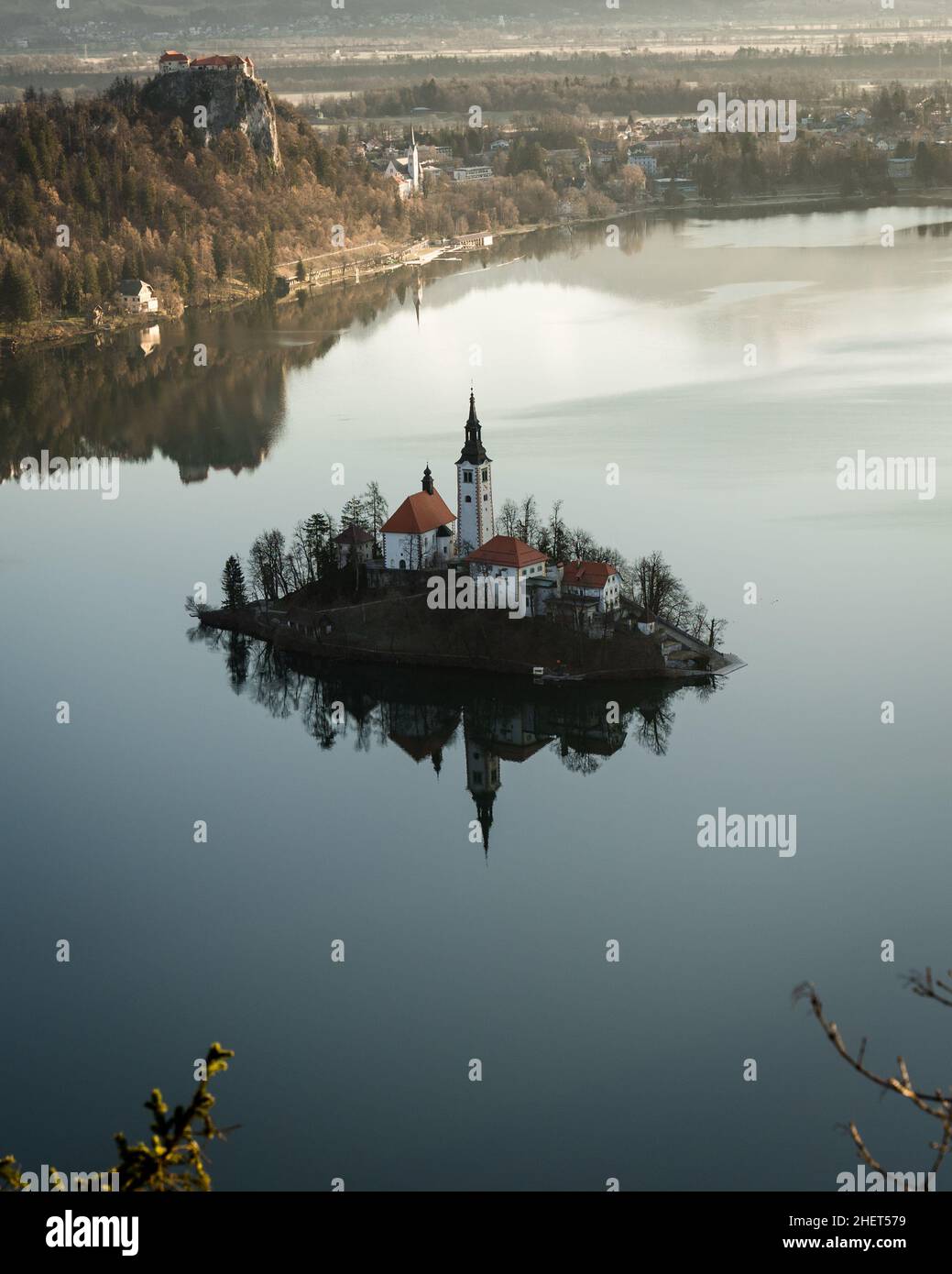 Panorama di lago sanguinato durante l'alba. Lago Bled Castello sullo sfondo. Foto Stock