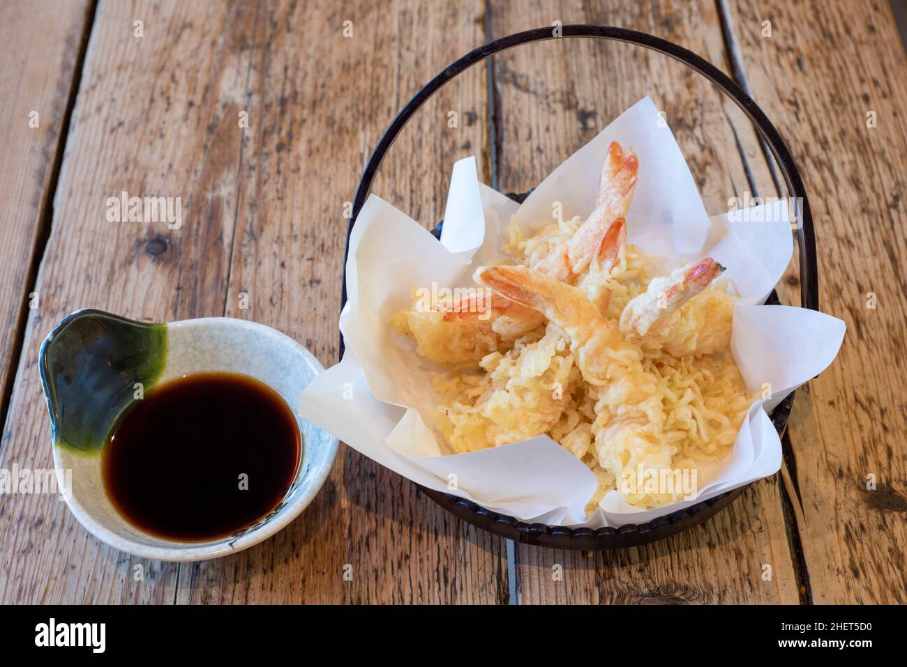 Cucina asiatica giapponese: Gamberi malti tempura serviti in un cestino con salsa di soia Foto Stock