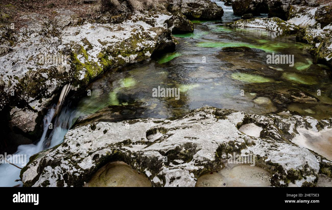 Forme colorate di rocce nel canyon di Mostnica, fiume veloce nel Parco Nazionale del Triglav (Mostnice Korita) Foto Stock