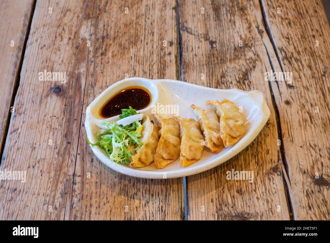 Cucina Giapponese Asiatica : gyoza di pollo o gnocchi serviti su un piatto di goccia con una salsa di soia Foto Stock