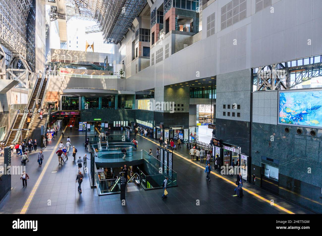 Interno della futuristica stazione di Kyoto progettata da Hiroshi Hara. L'atrio principale e l'ingresso centrale con la porta d'ingresso sulla destra. Foto Stock