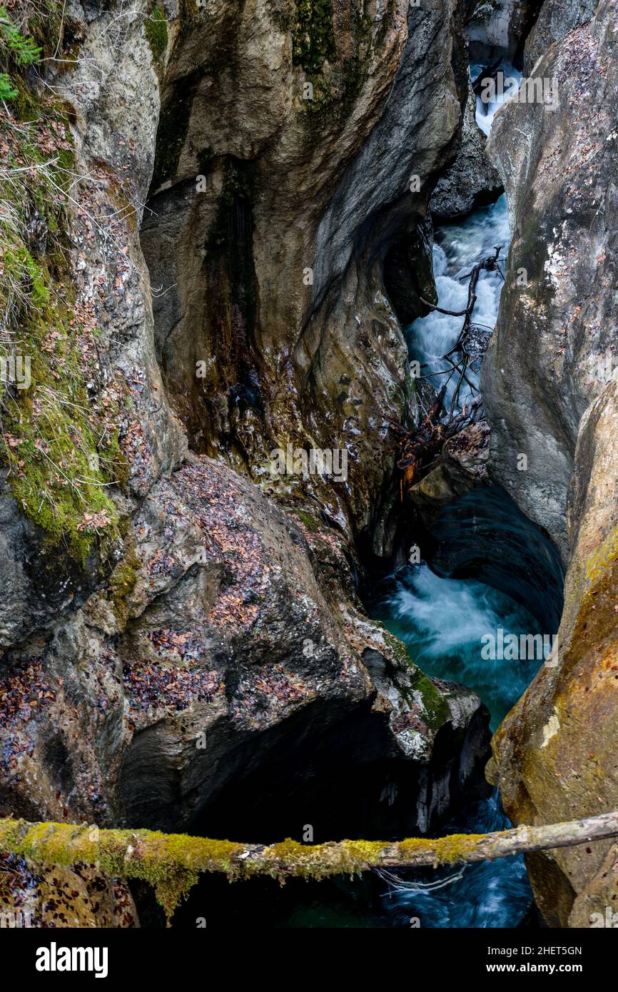 Profondo canyon di Mostnica, fiume veloce nel Parco Nazionale del Triglav (Mostnice Korita), Slovenia nel mese di marzo Foto Stock