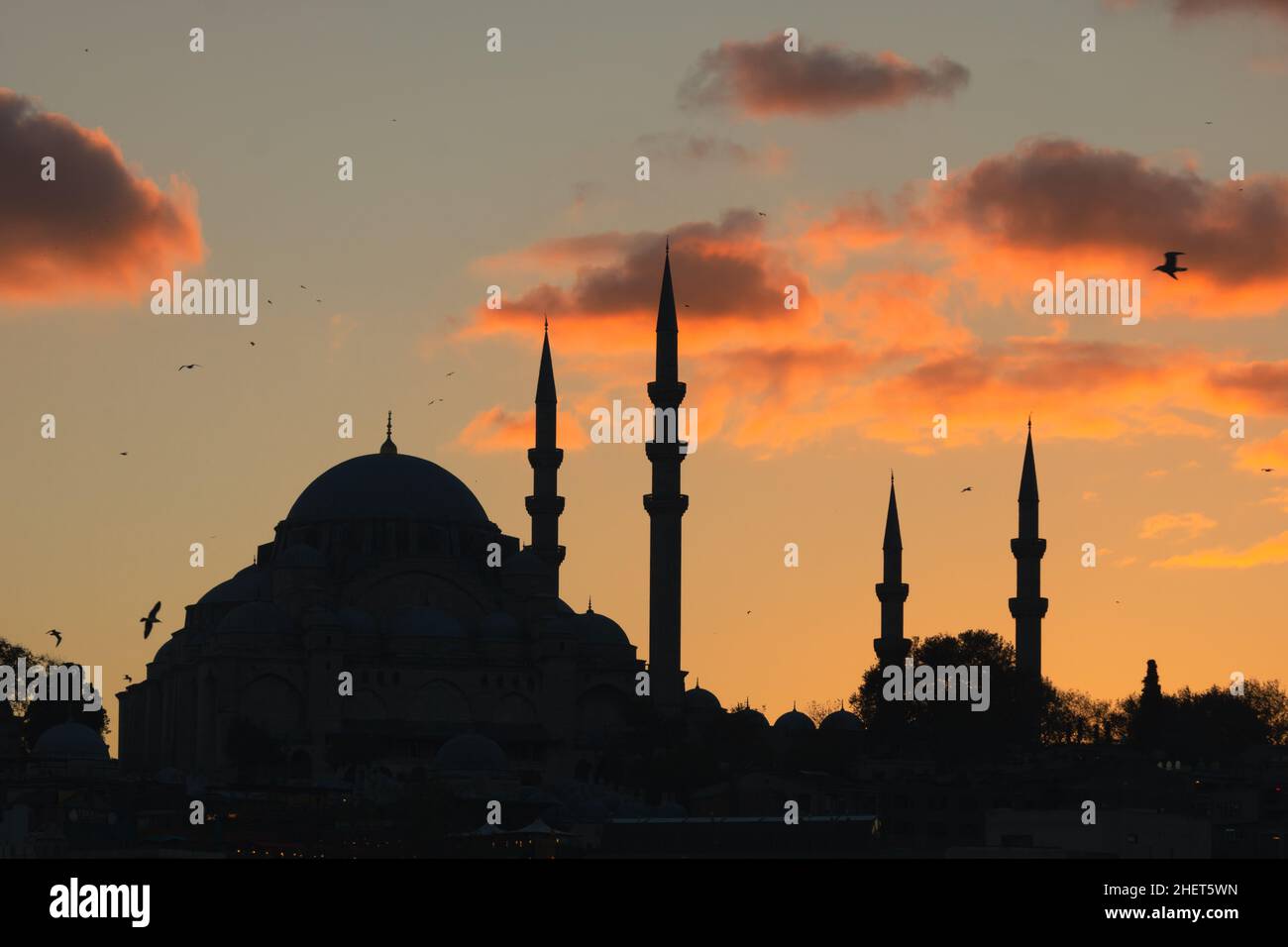 Moschee di Istanbul. Silhouette della moschea di Suleymaniye al tramonto. Ramadan o iftar o kandil o laylat al-qadr o foto di sfondo islamico. Effetto rumore i Foto Stock