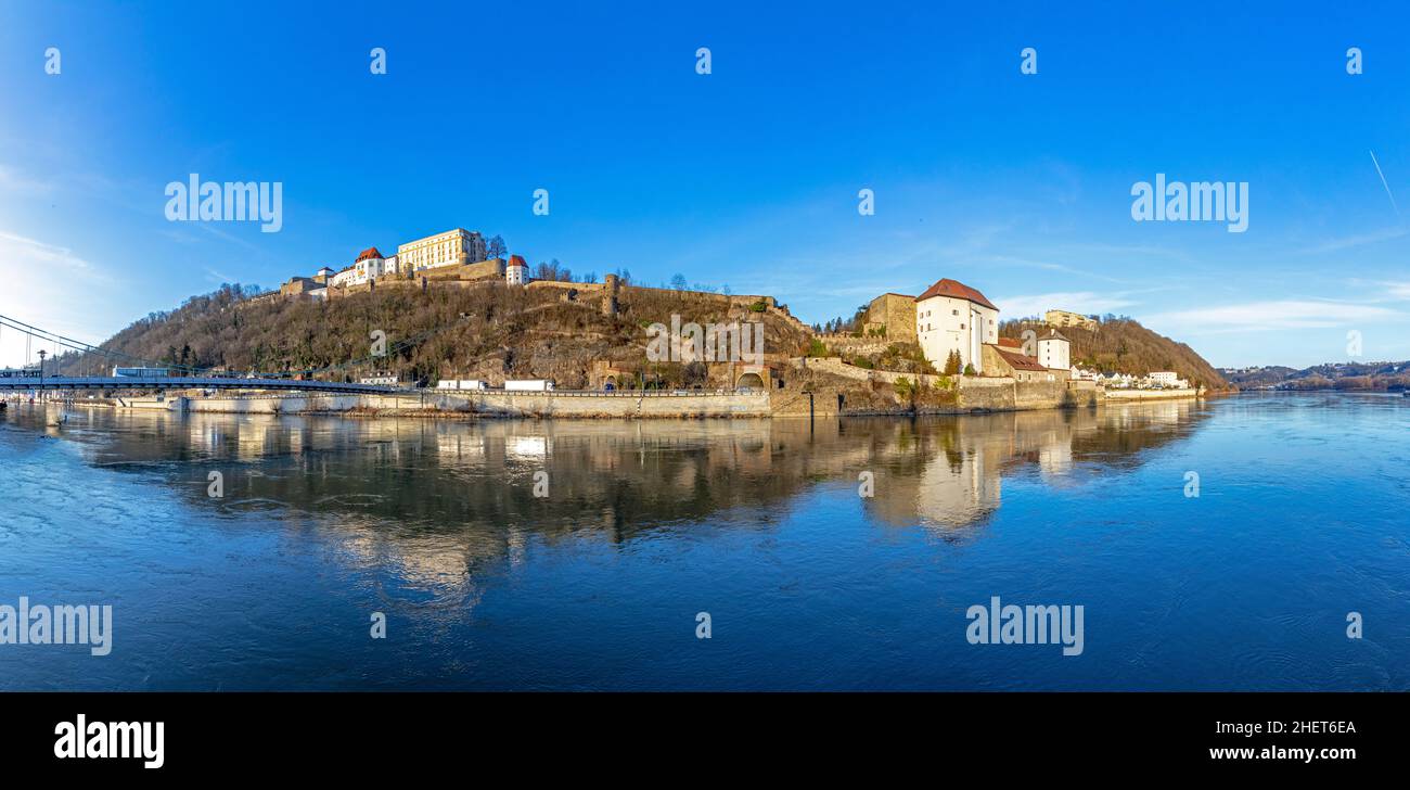 Vista panoramica su teste Oberhaus sulla collina con il Danubio a Passau, Baviera Foto Stock