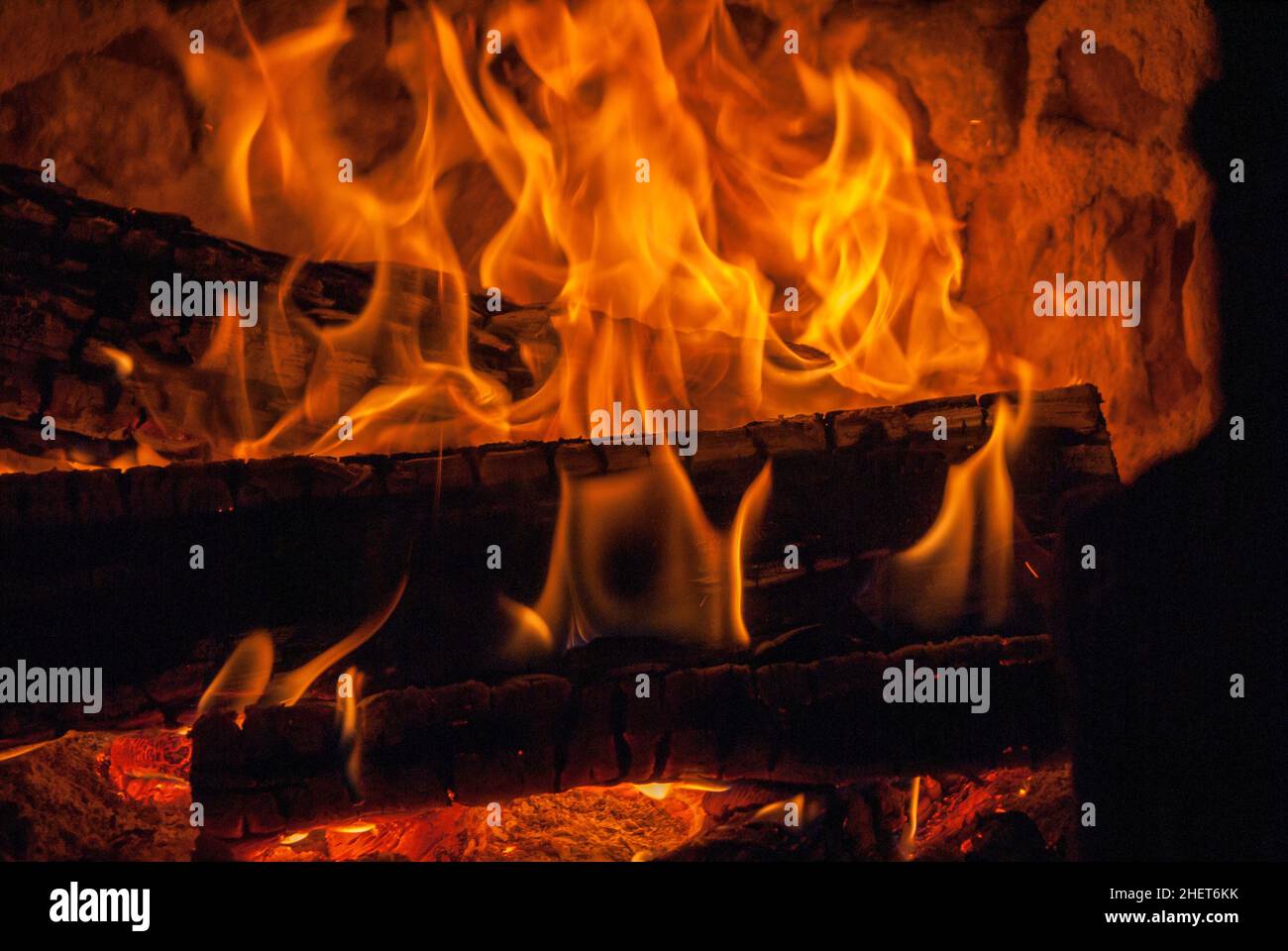 legna da ardere di legno con grandi fiamme Foto Stock