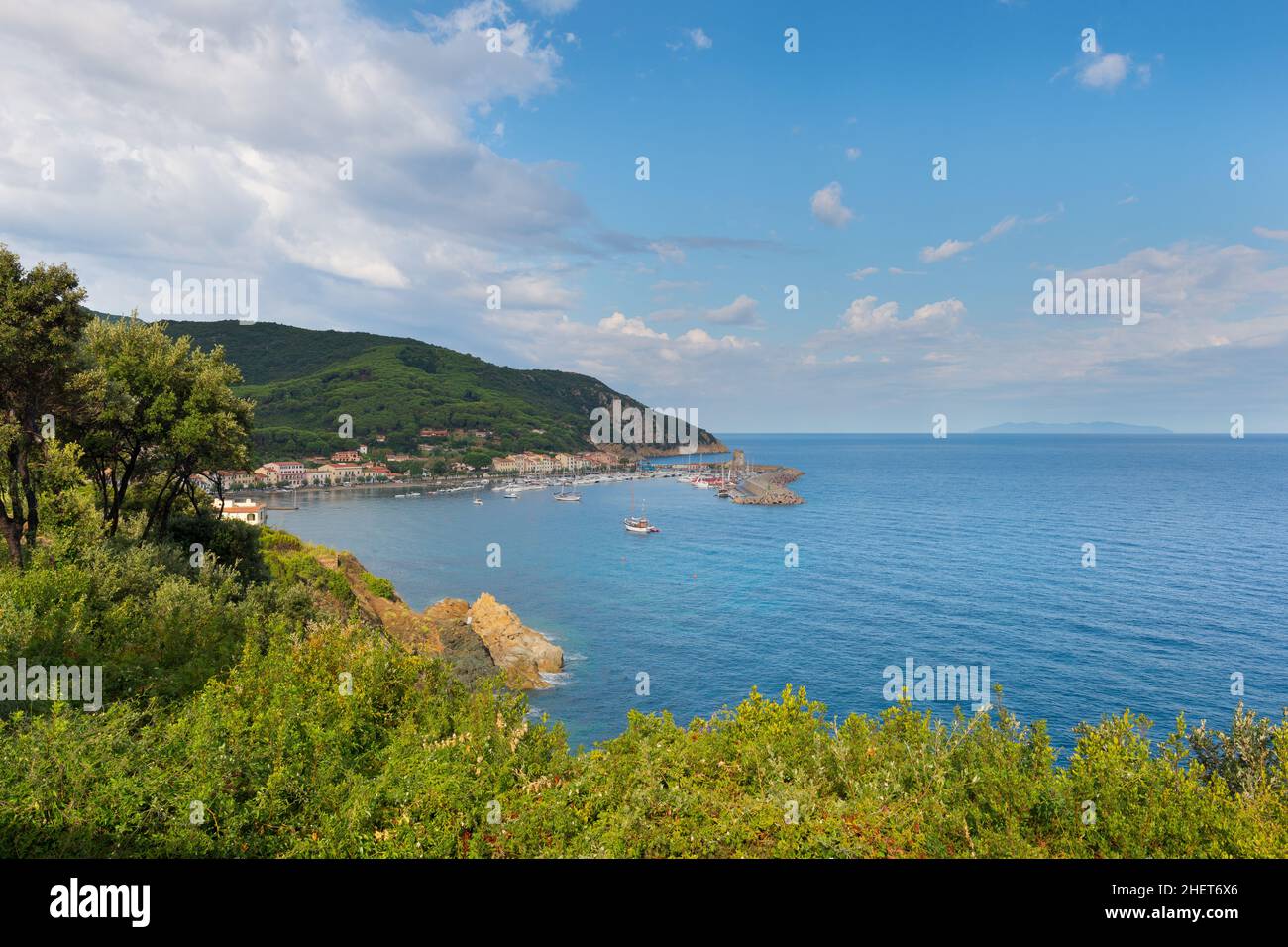 baia dell'isola verde dell'elba in italia con cielo blu Foto Stock