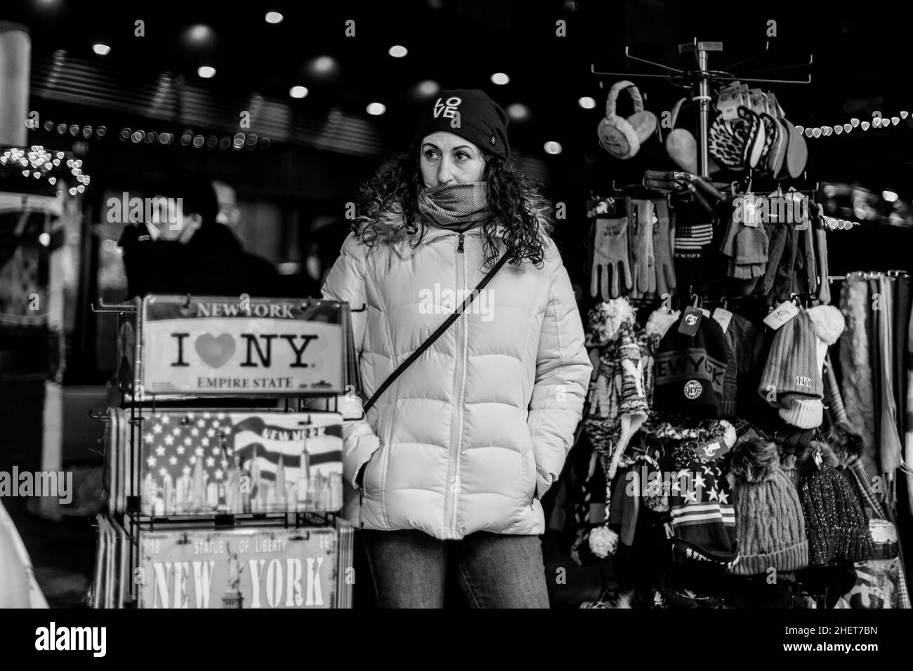La donna si trova all'esterno del negozio al dettaglio a chinatown di New York. Foto Stock