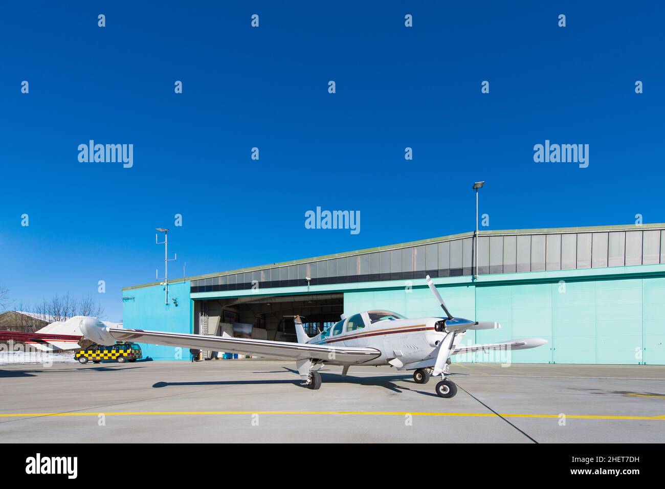 piccolo aeroplano in piedi davanti all'aereo appeso al cielo blu Foto Stock