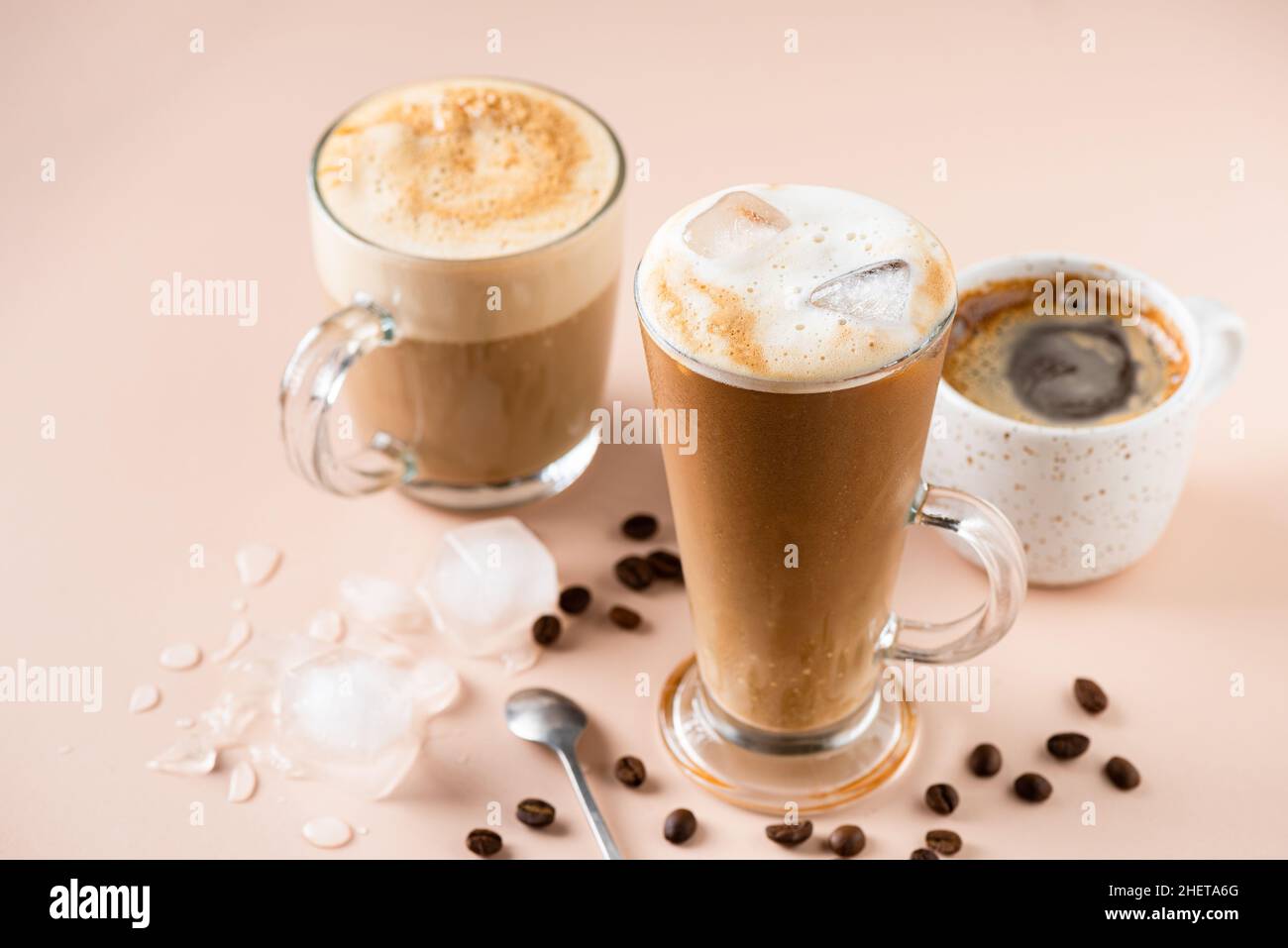 Gelato al latte in una tazza di vetro, una tazza espresso e un cappuccino. Varie bevande a base di caffè Foto Stock