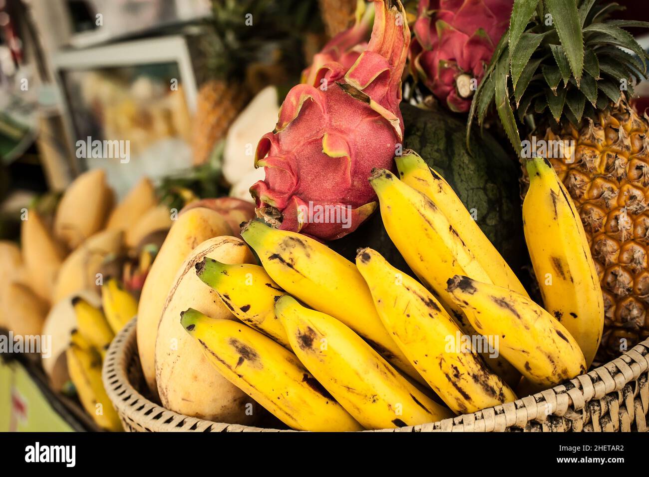 Frutta esotica fresca mix al supermercato di strada. Deliziosi piatti tropicali Foto Stock