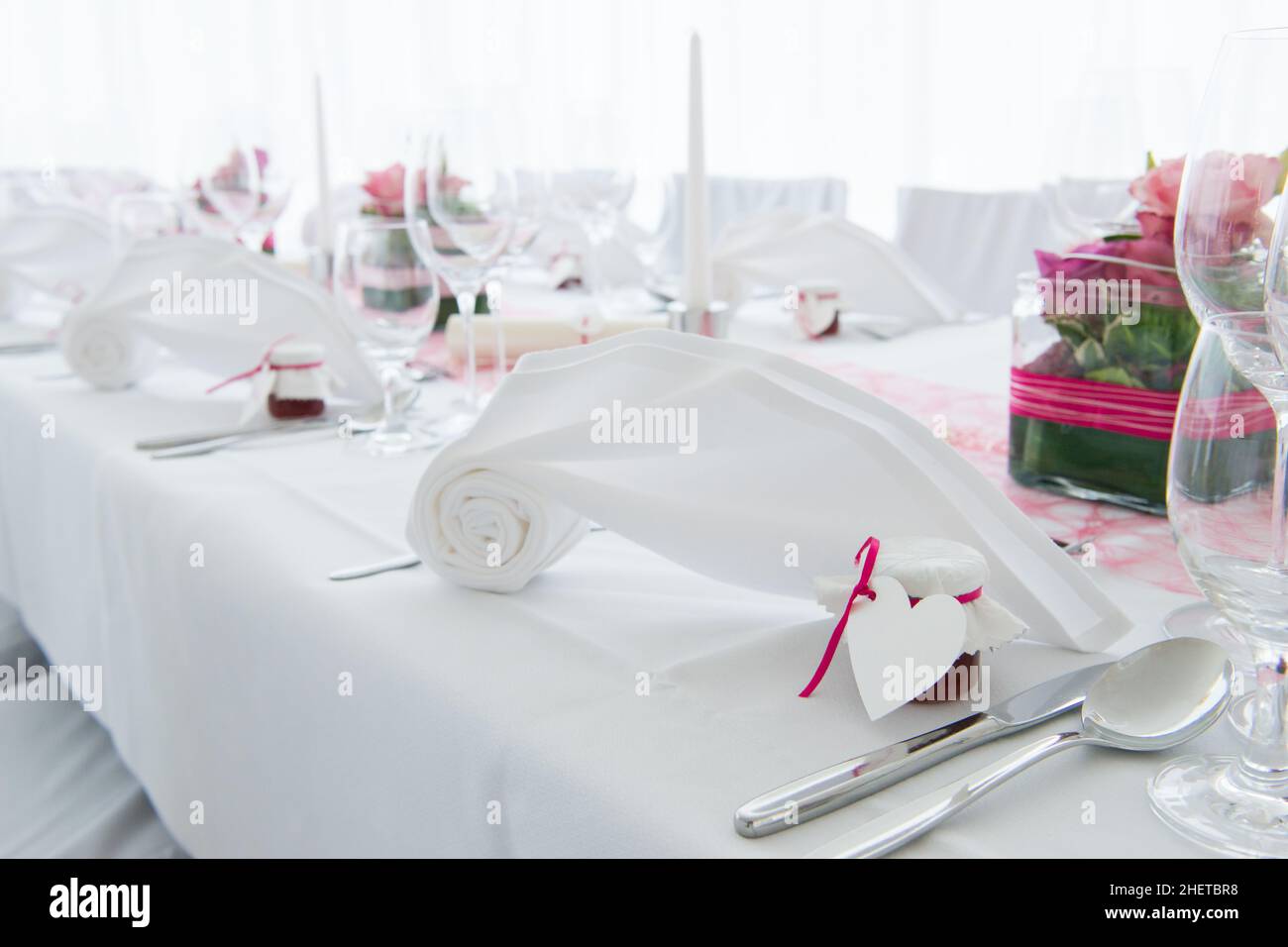 tavolo da nozze bianco decorato nuziali con tovaglioli e fiori Foto Stock