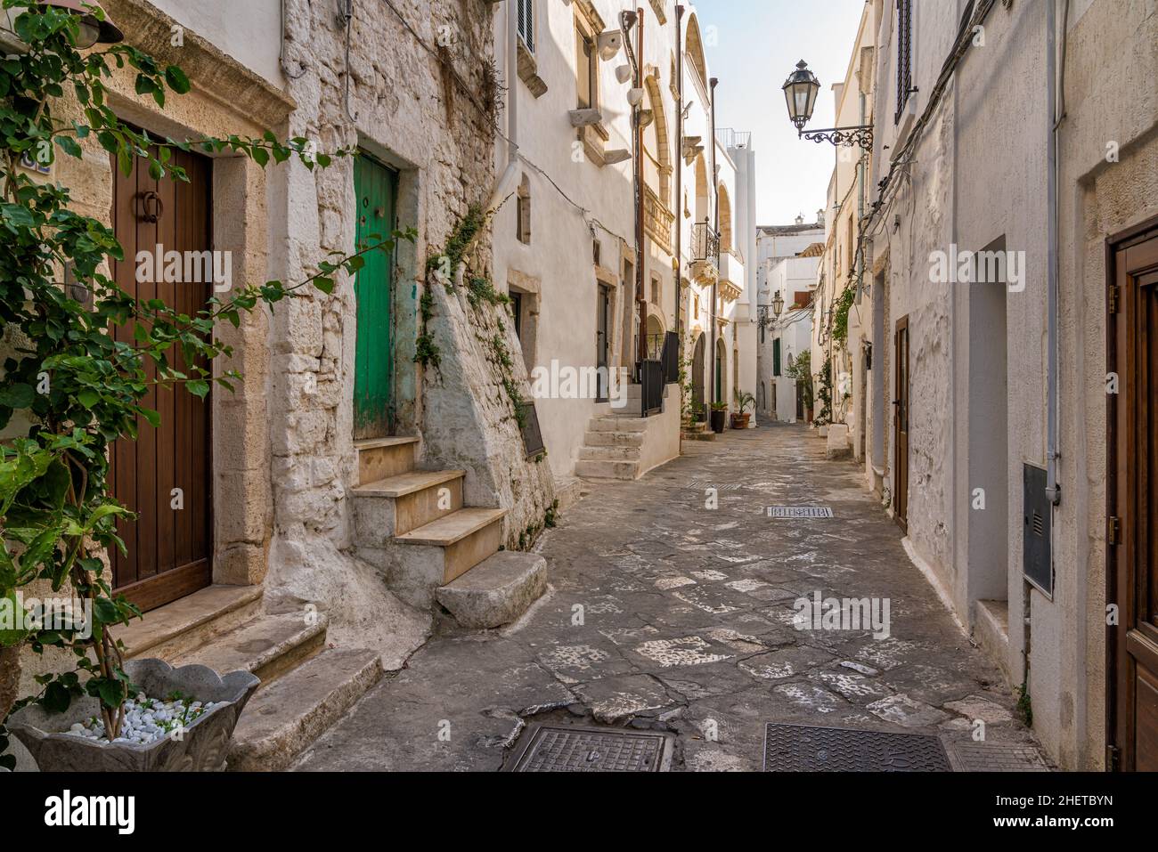 Vista panoramica a Ostuni in una soleggiata giornata estiva, Puglia, Italia meridionale. Foto Stock