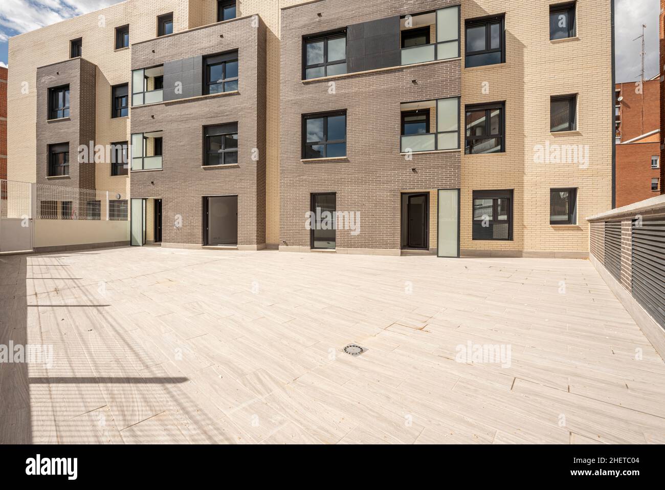 Patio con pavimenti in gres al piano terra di un nuovo edificio residenziale Foto Stock