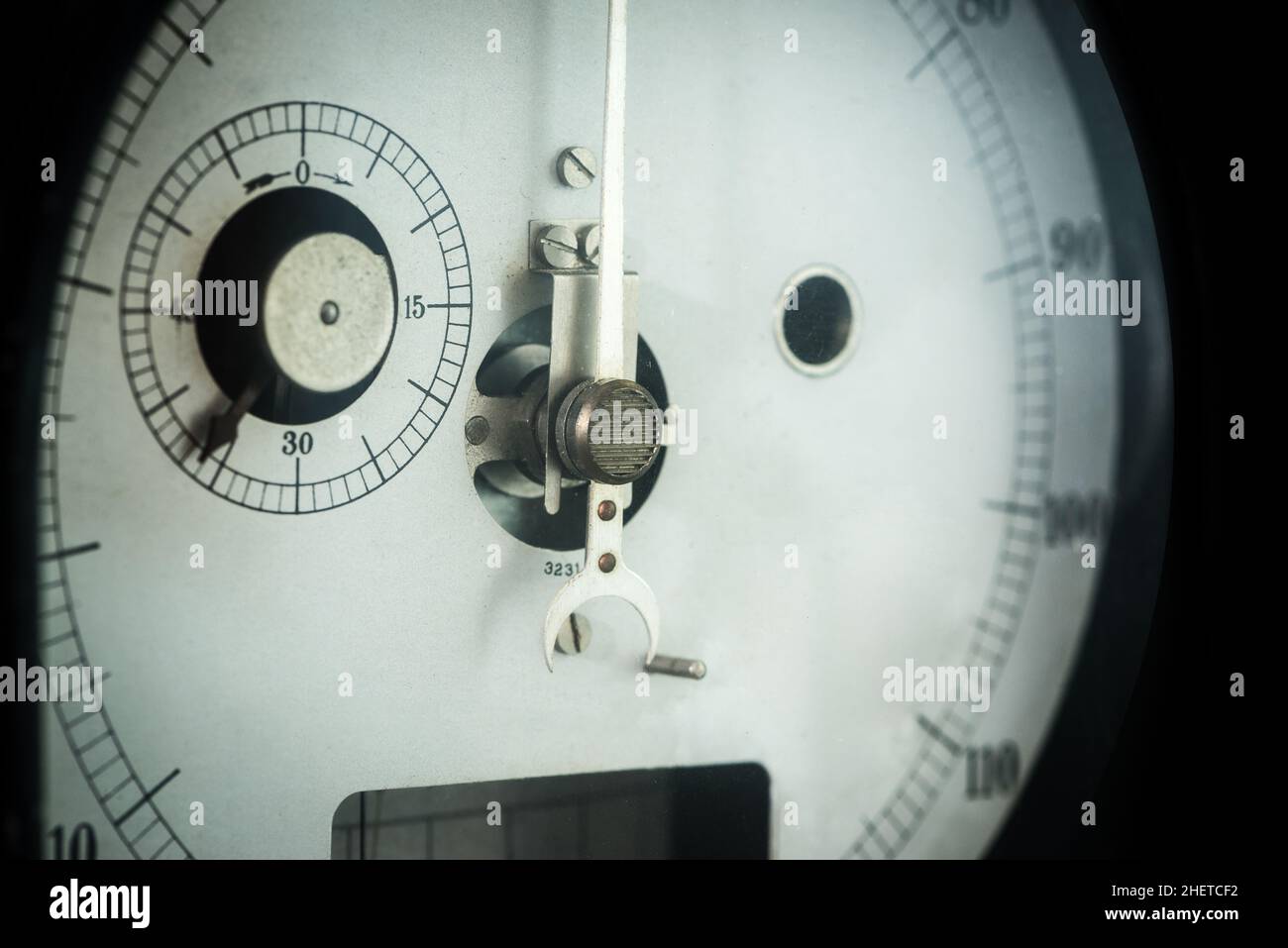 quadrante dell'orologio del misuratore di potenza con mano in metallo Foto Stock