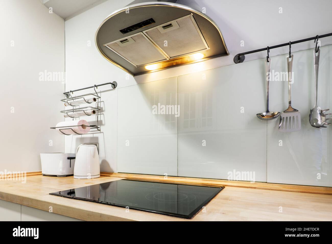 Cappa e piano cottura in vetroceramica in cucina appartamento affitto vacanze Foto Stock