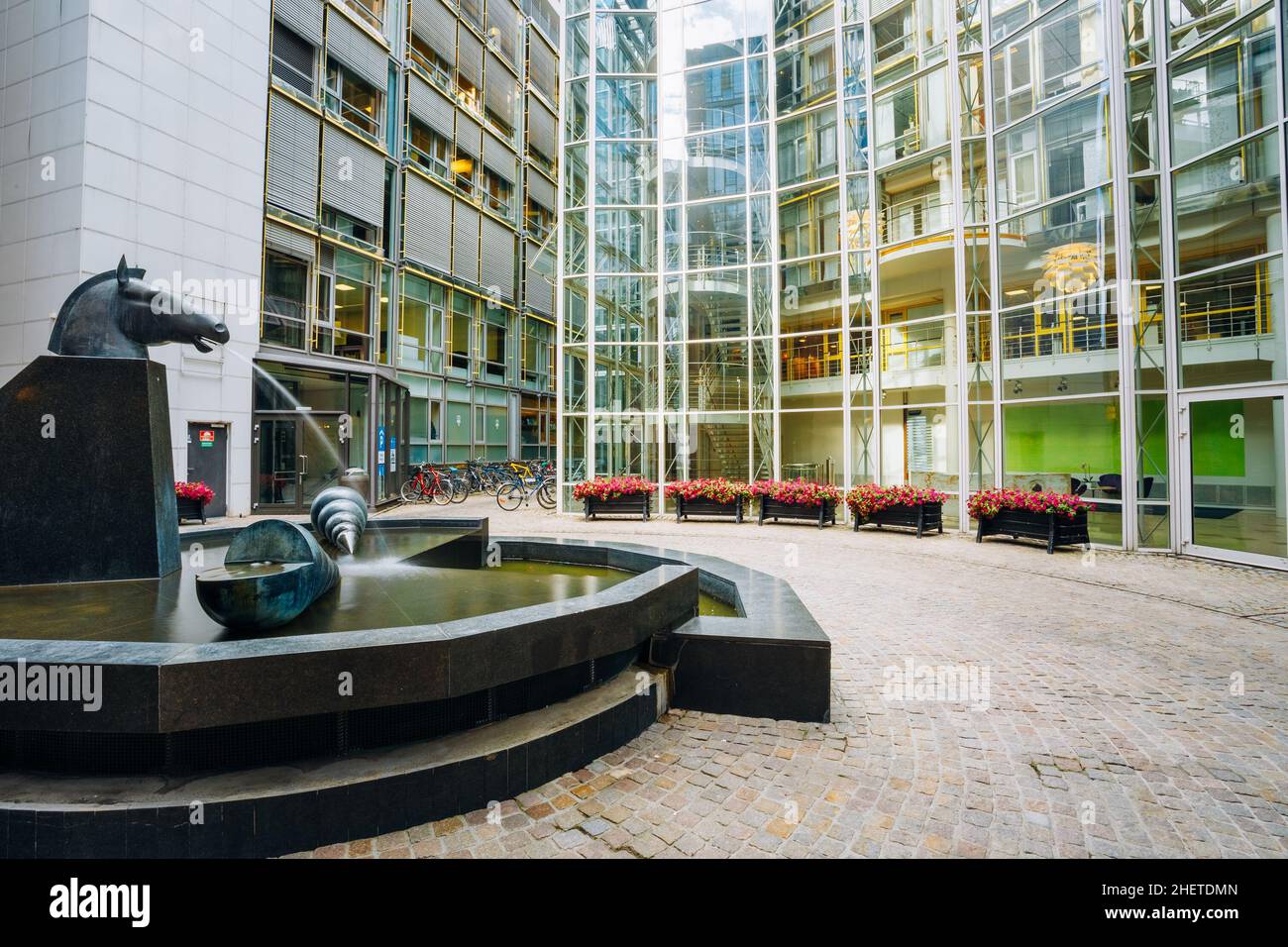 Esempio tipico di architettura scandinava. L'edificio esterno di Aker Brygge e' una zona popolare per lo shopping, i ristoranti e gli intrattenimenti di Oslo Foto Stock