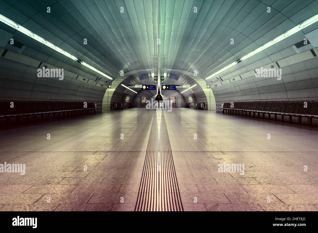 sala della stazione della metropolitana simmetrica con illuminazione colorata Foto Stock