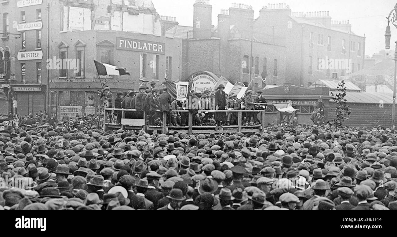 COSTANZA MARKIEVICZ (1868-1927) politico e rivoluzionario irlandese che si rivolge a una folla circa 1918 Foto Stock