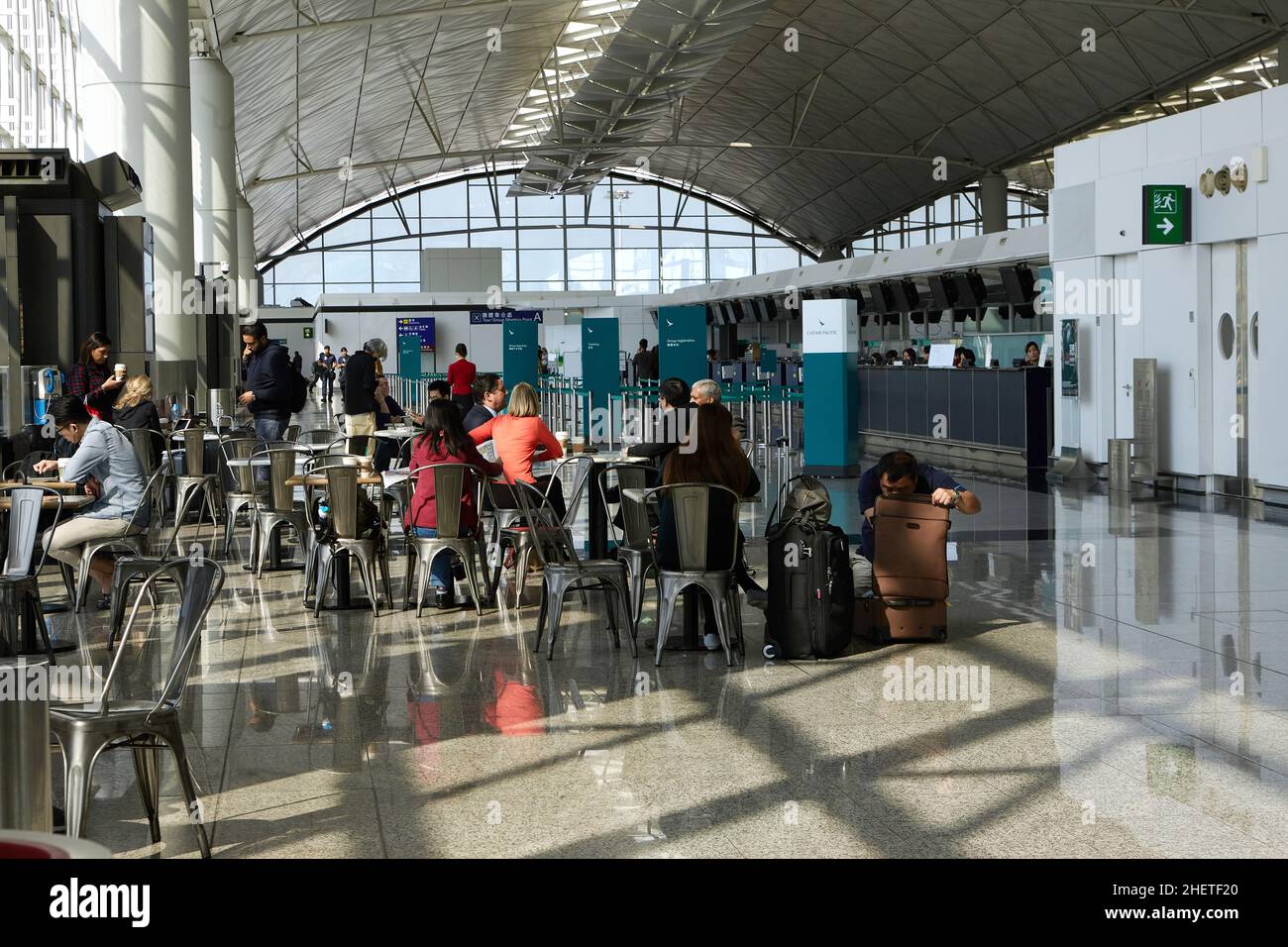 L'aeroporto internazionale di Hong Kong è uno dei più grandi centri di trasbordo, hub passeggeri e punto di accesso per le destinazioni in Cina e Asia. Foto Stock