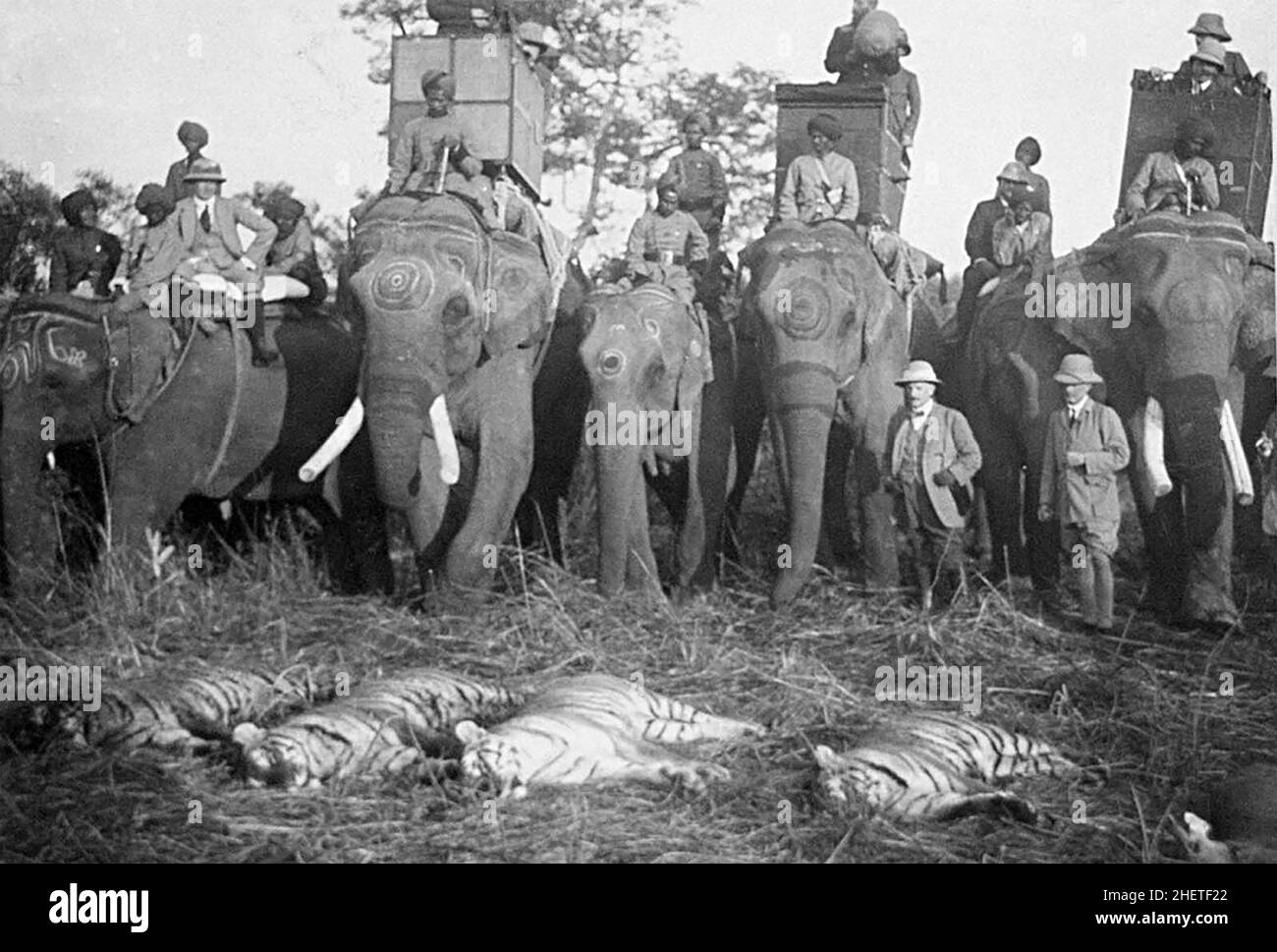 GEPRGE V (18651936) il suo gruppo di caccia alle tigri in Nepali nel 1911 Foto Stock