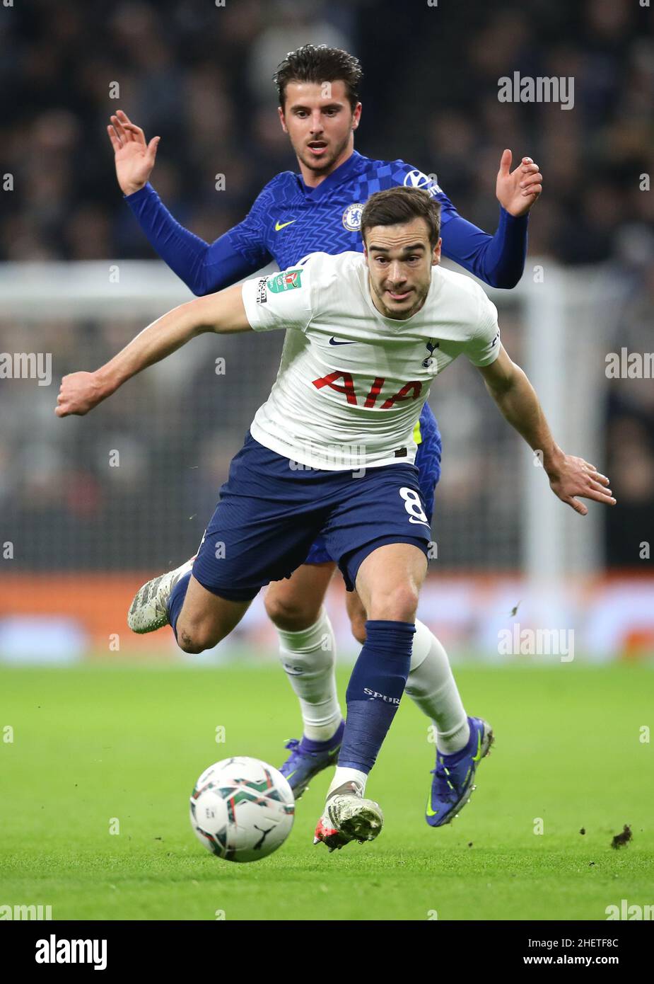 Londra, Inghilterra, 12th gennaio 2022. Mason Mount of Chelsea è lasciato da Harry Winks of Tottenham durante la partita della Carabao Cup al Tottenham Hotspur Stadium di Londra. Il credito d'immagine dovrebbe essere: David Klein / Sportimage Foto Stock