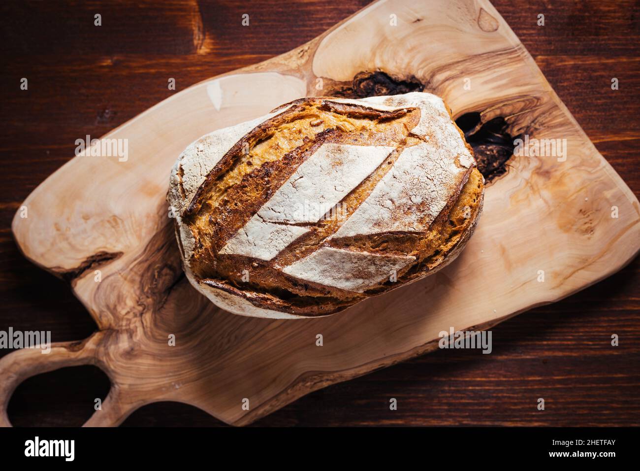 Pane di pasta di legno artigianale su sfondo rustico in stile autunnale Foto Stock