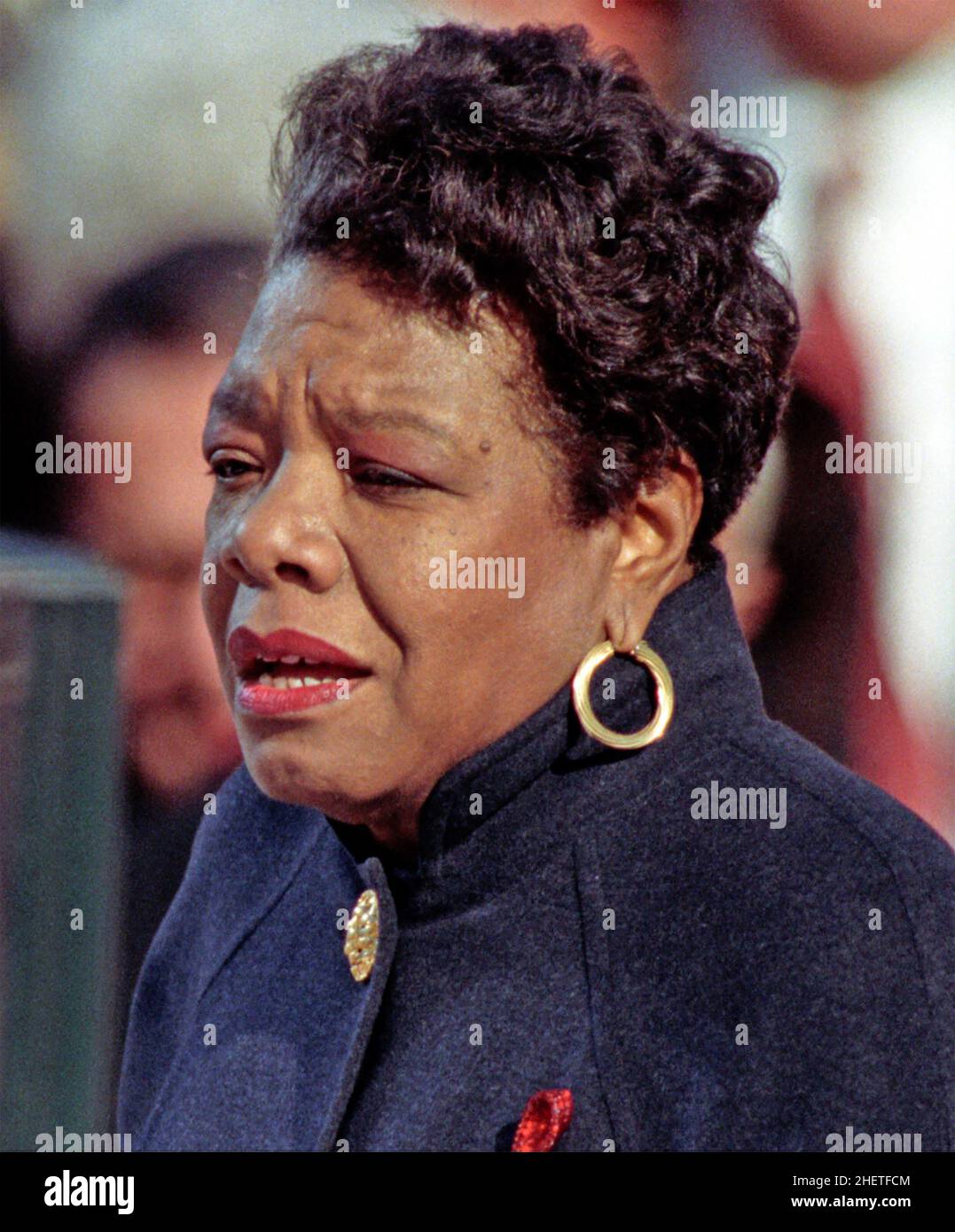MAYA ANGELOU (1928-2014) poeta americano e attivista per i diritti civili recitando la sua poesia "sul Pule del mattino" all'inaugurazione del Presidente Bill Clinton, 20 gennaio 1993 Foto Stock