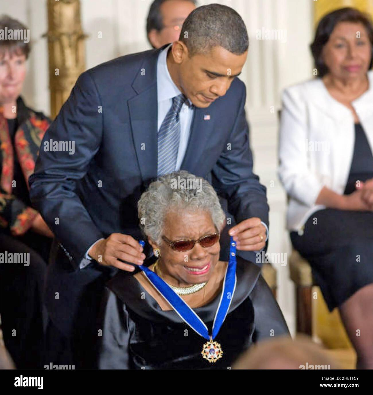 MAYA ANGELOU (1928-2014) poeta americano e attivista per i diritti civili che riceve la Medaglia presidenziale della libertà dal presidente Barack Obama nel 2011 Foto Stock