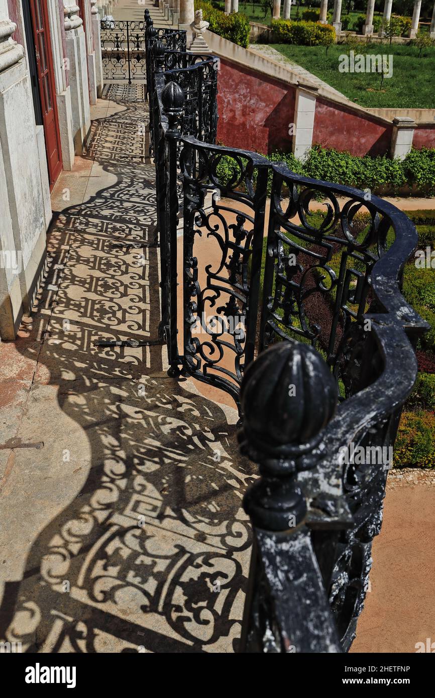 Balcone semicircolare a grata di ferro nero, giardino di stile barocco di Versailles, palazzo NeoRococo. Parrocchia di Estoi-Algarve-Portogallo-047 Foto Stock