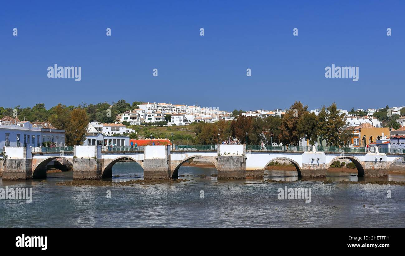 Il cosiddetto Ponte Romana-Ponte dal 12th che attraversa il fiume Gilao. Tavira-Portogallo-055 Foto Stock