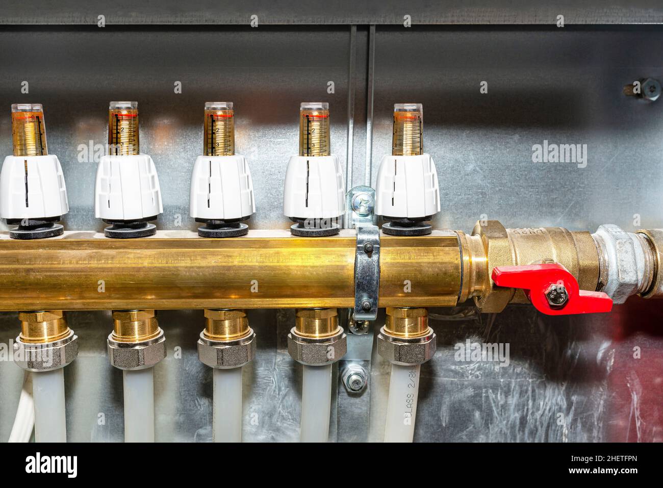 Il nuovo collettore in ottone per impianti di riscaldamento a pavimento con  rotametri indica un flusso di 0 litri al minuto, aprire la valvola rossa  Foto stock - Alamy