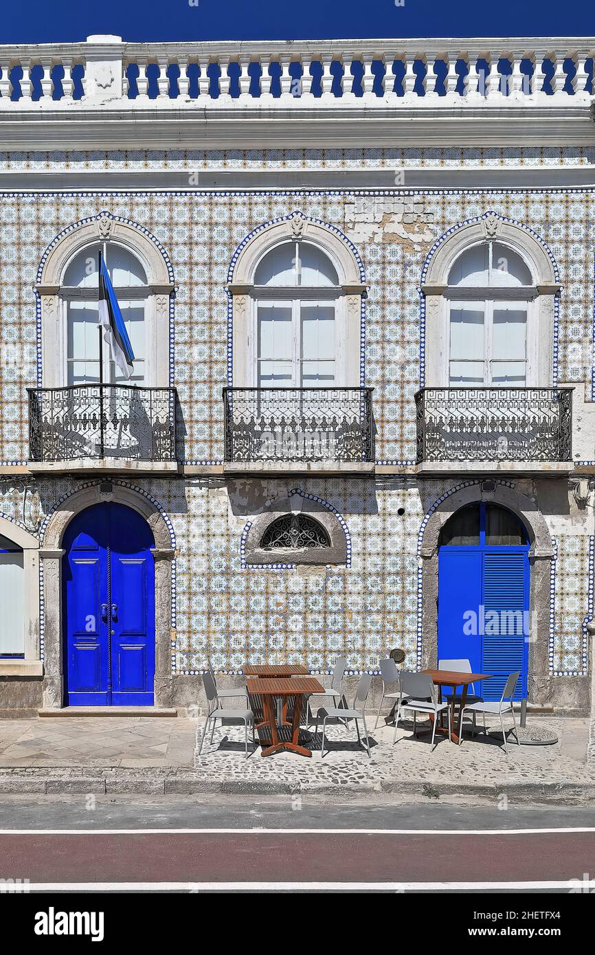 Facciata piastrellata-tre balconi-due piani-porte blu di casa neoclassica. Tavira-Algarve-Portogallo-065 Foto Stock