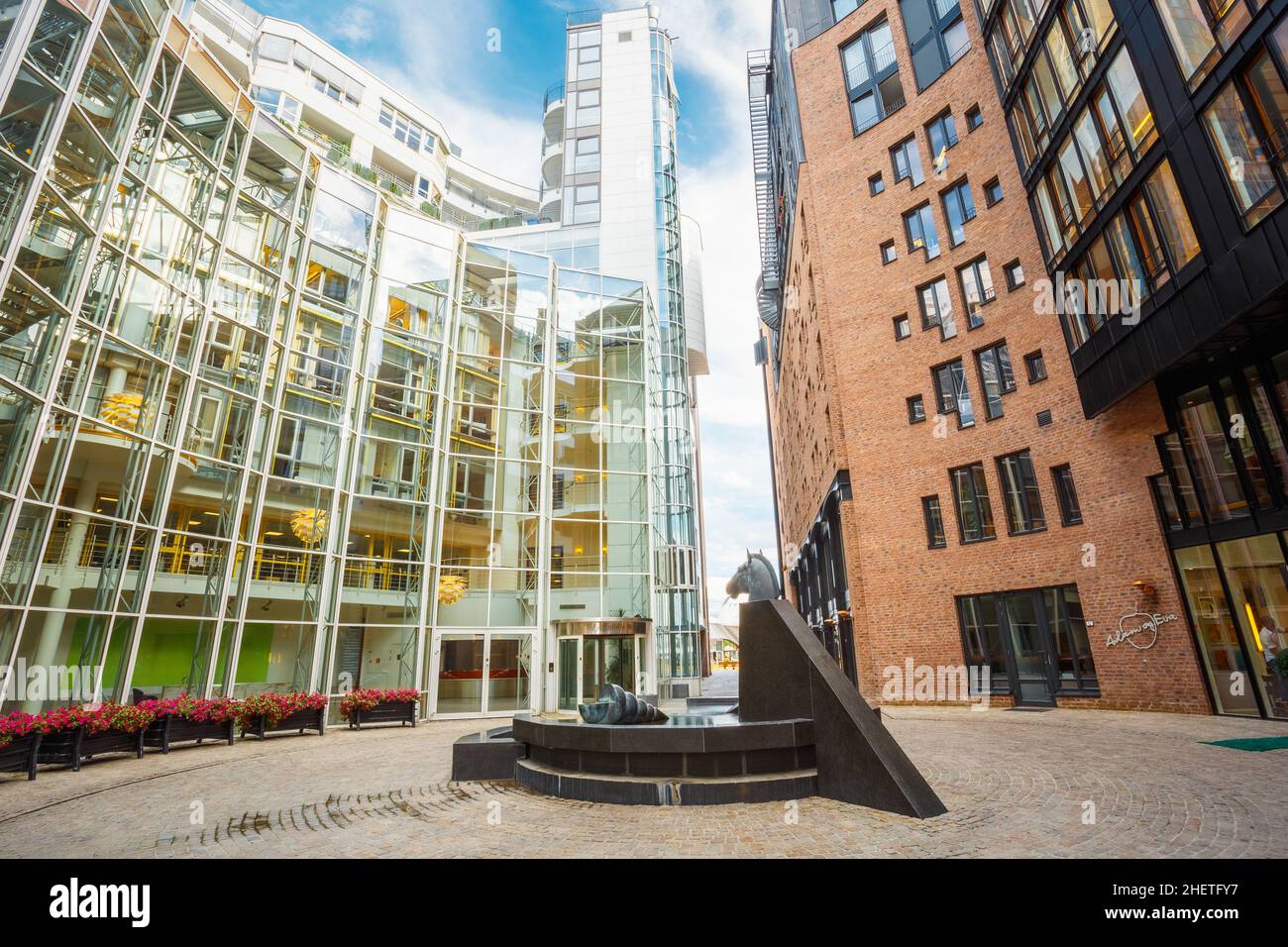 Esempio tipico di architettura scandinava. L'edificio esterno di Aker Brygge e' una zona popolare per lo shopping, i ristoranti e gli intrattenimenti di Oslo Foto Stock