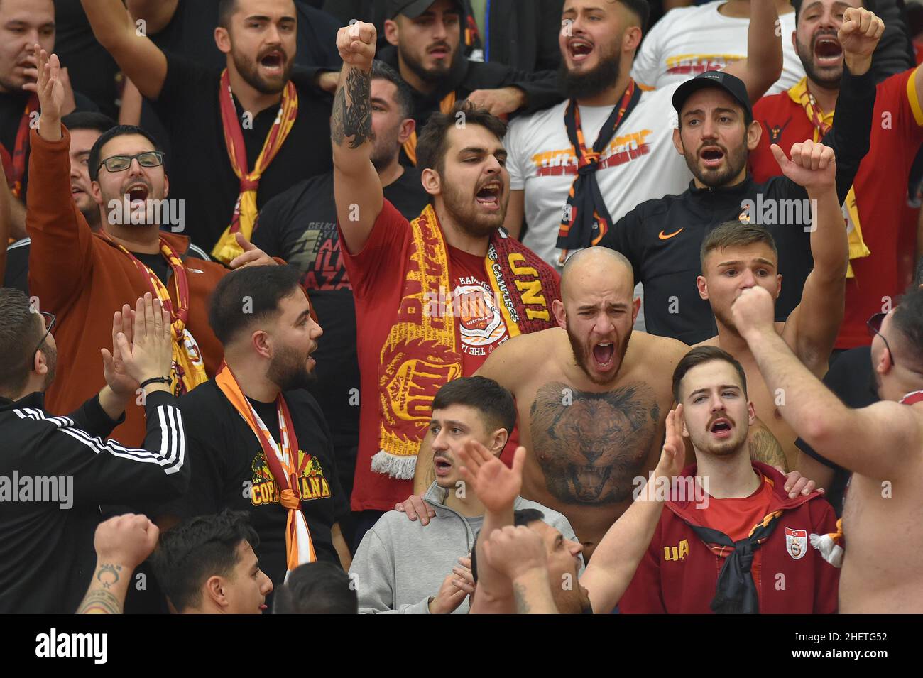 Karlovy Vary, Repubblica Ceca. 12th Jan 2022. I fan di Galatasaray Istanbul in azione durante la partita maschile CEV Volleyball Cup CK CEZ Karlovarsko vs Galatasaray HDI Istanbul, 8th finali a Karlovy Vary, Repubblica Ceca, 12 gennaio 2022. Credit: Slavomir Kubes/CTK Photo/Alamy Live News Foto Stock