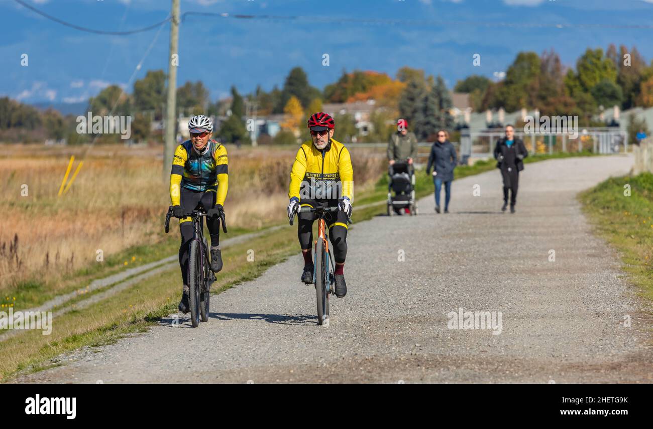 I ciclisti cavalcano sul percorso ciclabile nel Parco-Ottobre 11,2021-Richmond BC, Canada. Street view, copia spce per il testo, foto di viaggio, concetto di vita attiva Foto Stock