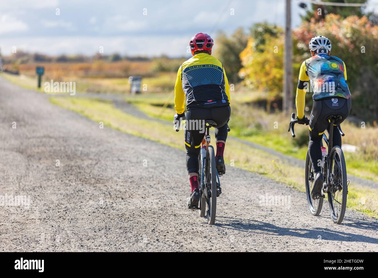 I ciclisti cavalcano sul percorso ciclabile nel Parco-Ottobre 11,2021-Richmond BC, Canada. Street view, copia spce per il testo, foto di viaggio, concetto di vita attiva Foto Stock