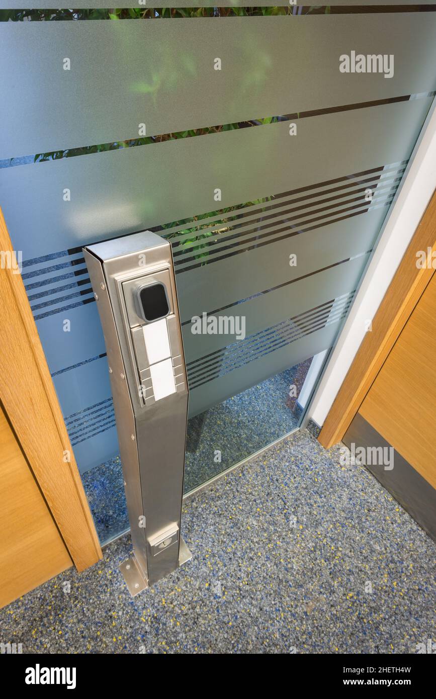 colonna di controllo dell'accesso chiave in un moderno edificio di uffici Foto Stock