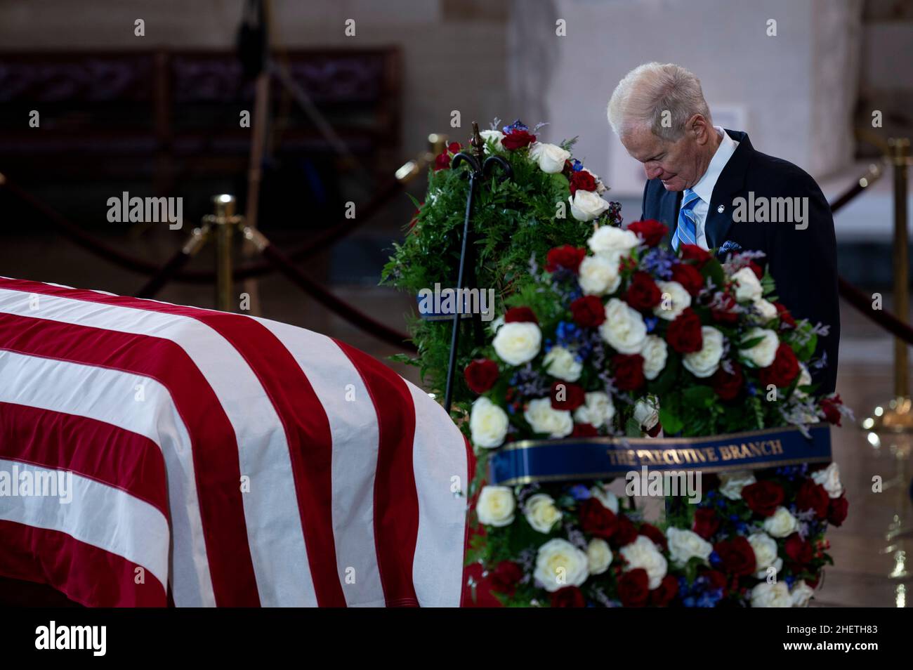 Stati Uniti. 12th Jan 2022. L'amministratore della NASA Bill Nelson paga i suoi rispetti durante la cerimonia del Congresso per l'ex leader della maggioranza del Senato Harry Reid mentre si trova nello stato al Campidoglio degli Stati Uniti il mercoledì 12 gennaio 2022. Credit: Bill Clark/Pool Via CNP/Media Punch/Alamy Live News Foto Stock