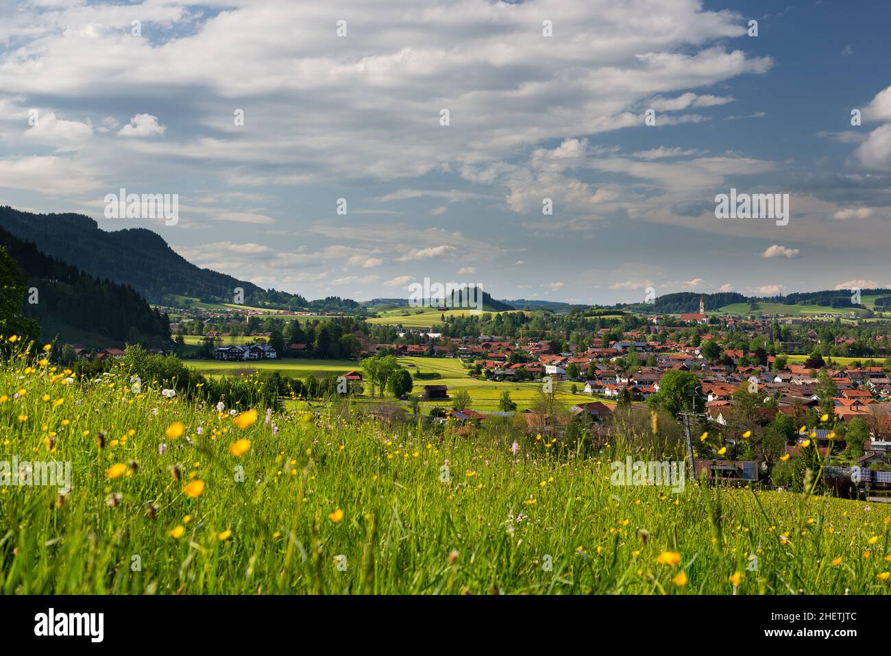 vista verso il meraviglioso villaggio di pfronten con prato fresco in primavera Foto Stock