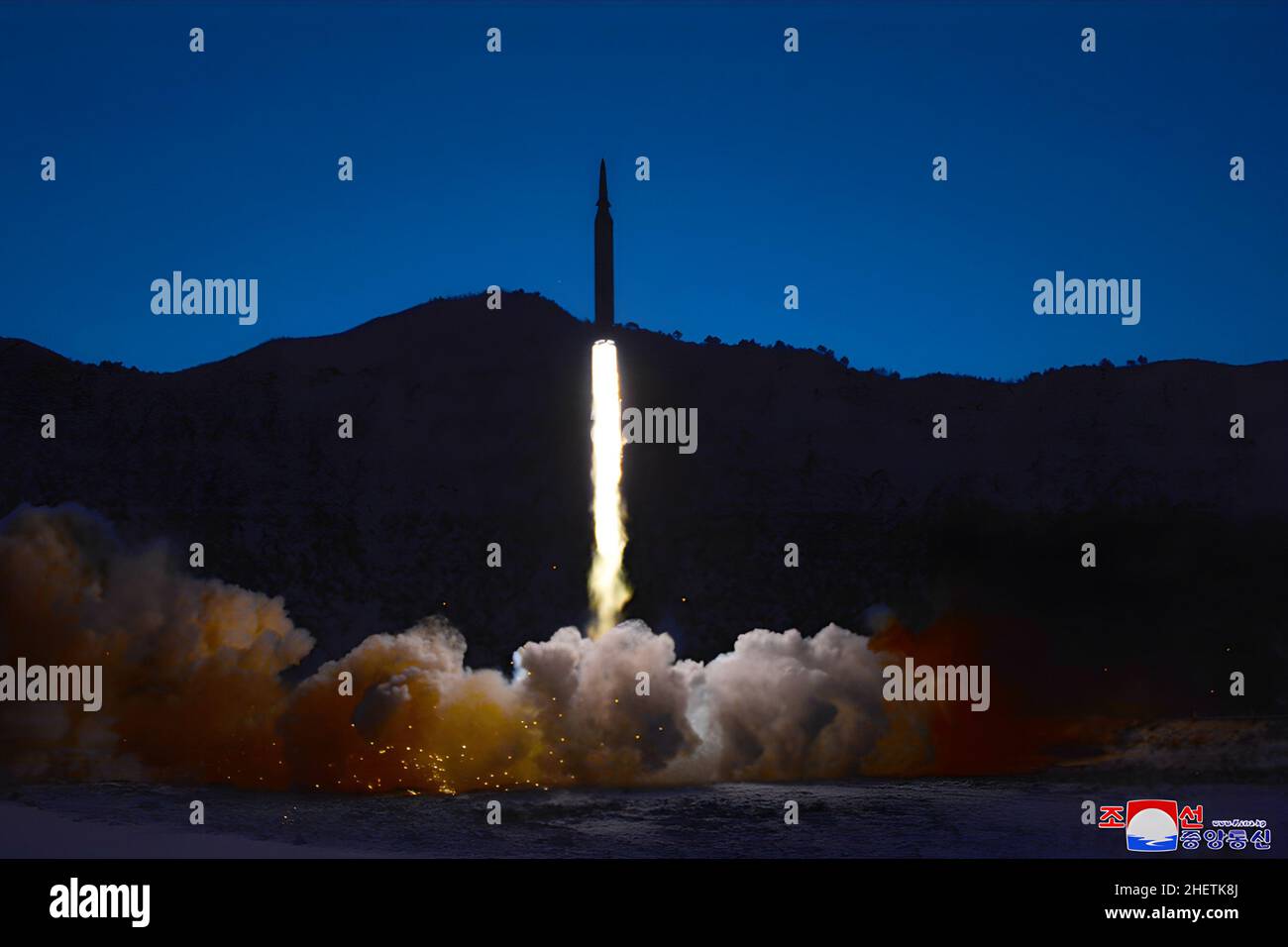 Pyongyang, Corea del Nord. 12th Jan 2022. Questa immagine, pubblicata il 12 gennaio 2022, dal North Korean Official News Service (KCNA), mostra il leader nordcoreano Kim Jong un che sovrintendere al test-fuoco di un missile 'ipersonico'. Secondo KCNA, dopo "il rilascio dal missile, il veicolo di volo di volo di volo di volo di volo di volo di volo di salto di volo dall'area di 600 km prima di effettuare una manovra di svolta lunga 240 km dall'azimuth di lancio iniziale all'azimuth bersaglio e colpire l'obiettivo fissato in acque a 1000 km di distanza". Foto di KCNA/UPI Credit: UPI/Alamy Live News Foto Stock