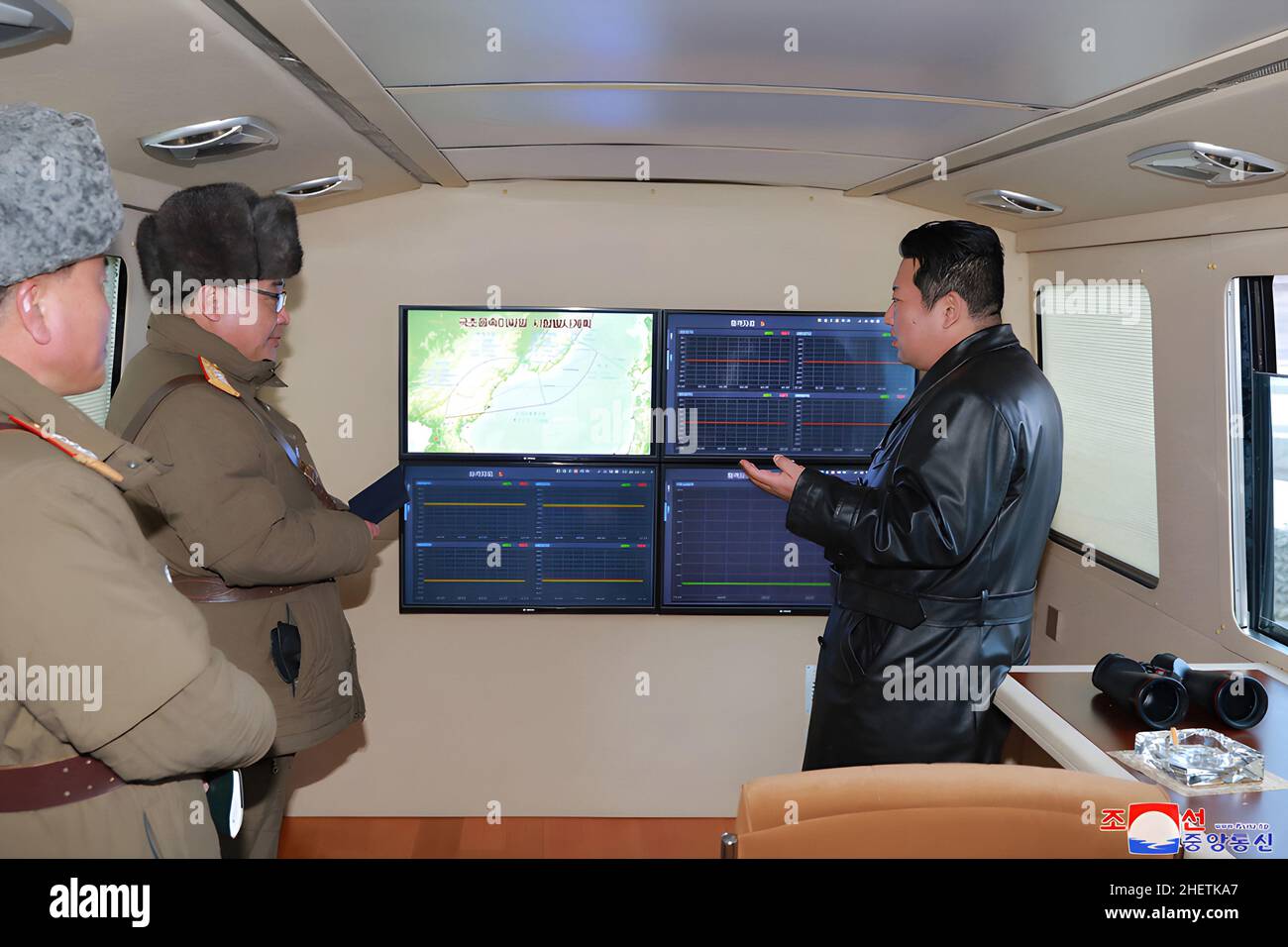 Pyongyang, Corea del Nord. 12th Jan 2022. Questa immagine, pubblicata il 12 gennaio 2022, dal North Korean Official News Service (KCNA), mostra il leader nordcoreano Kim Jong un che sovrintendere al test-fuoco di un missile 'ipersonico'. Secondo KCNA, dopo "il rilascio dal missile, il veicolo di volo di volo di volo di volo di volo di volo di volo di salto di volo dall'area di 600 km prima di effettuare una manovra di svolta lunga 240 km dall'azimuth di lancio iniziale all'azimuth bersaglio e colpire l'obiettivo fissato in acque a 1000 km di distanza". Foto di KCNA/UPI Credit: UPI/Alamy Live News Foto Stock