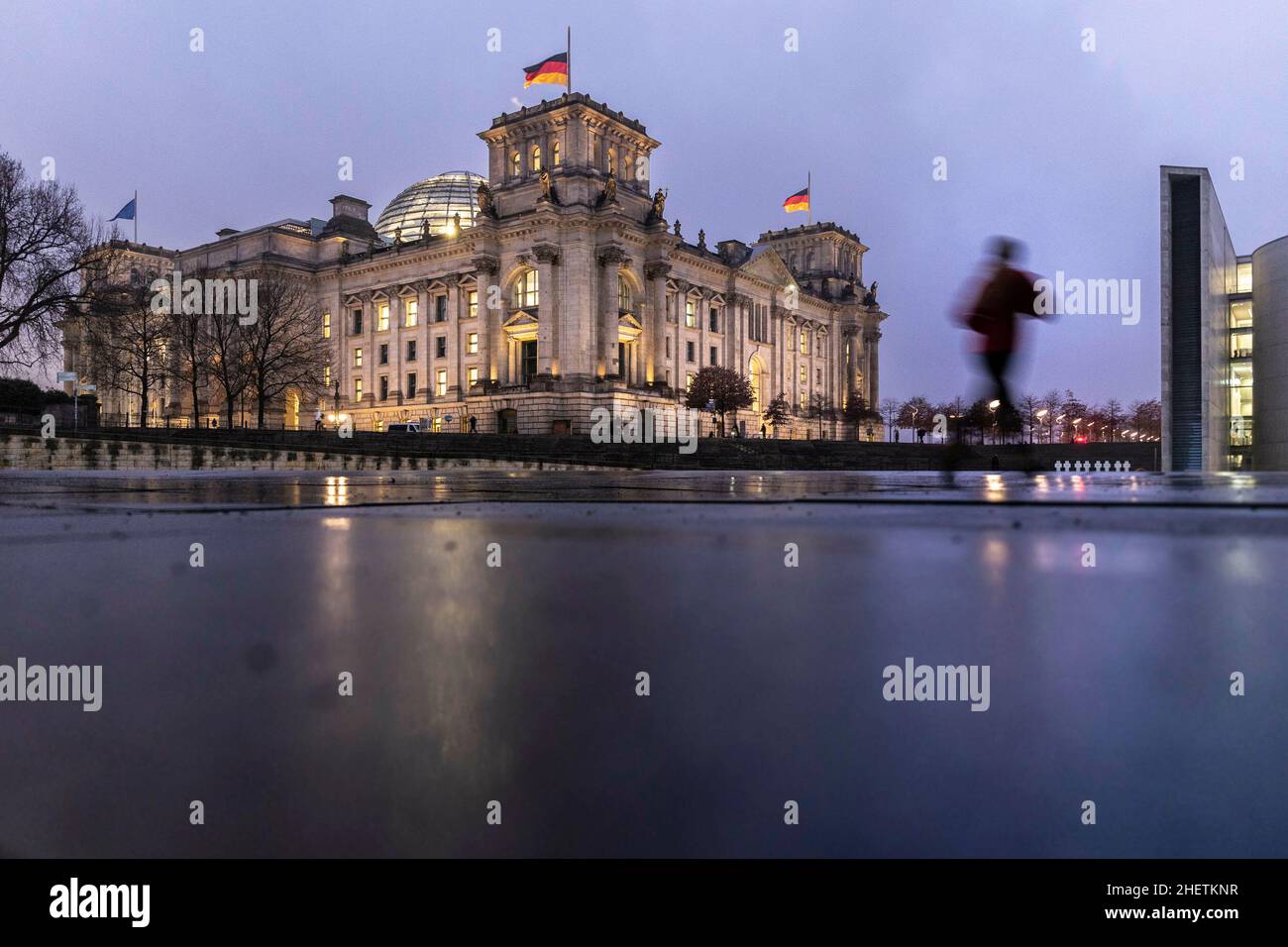 Berlino, Germania. 12th Jan 2022. Una persona spicca come una silhouette davanti al Bundestag tedesco allo Spreebogen di Berlino, 12 gennaio 2022. Copyright: Florian Gaertner/photothek.de Credit: dpa/Alamy Live News Foto Stock