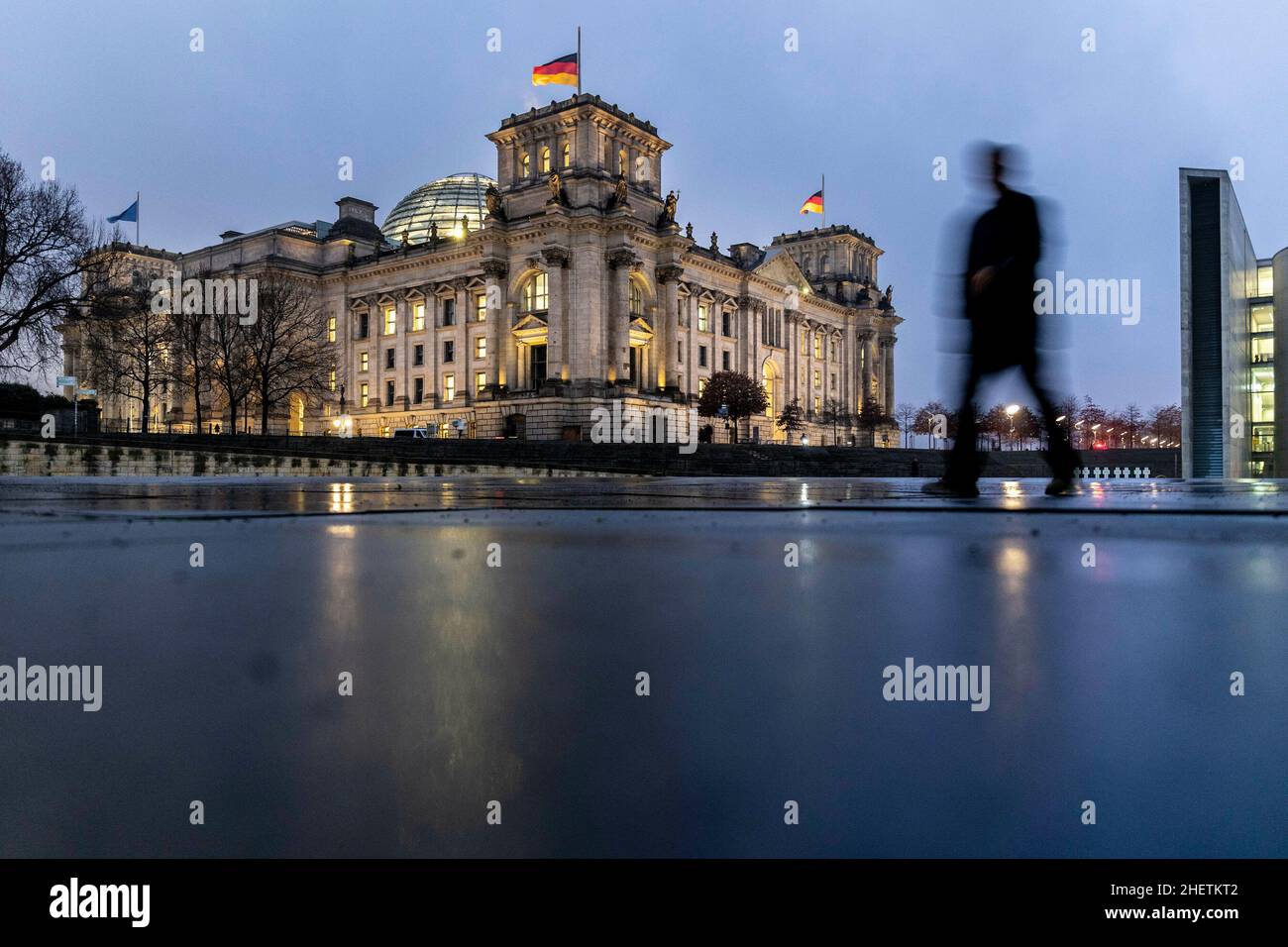 Berlino, Germania. 12th Jan 2022. Una persona spicca come una silhouette davanti al Bundestag tedesco allo Spreebogen di Berlino, 12 gennaio 2022. Copyright: Florian Gaertner/photothek.de Credit: dpa/Alamy Live News Foto Stock