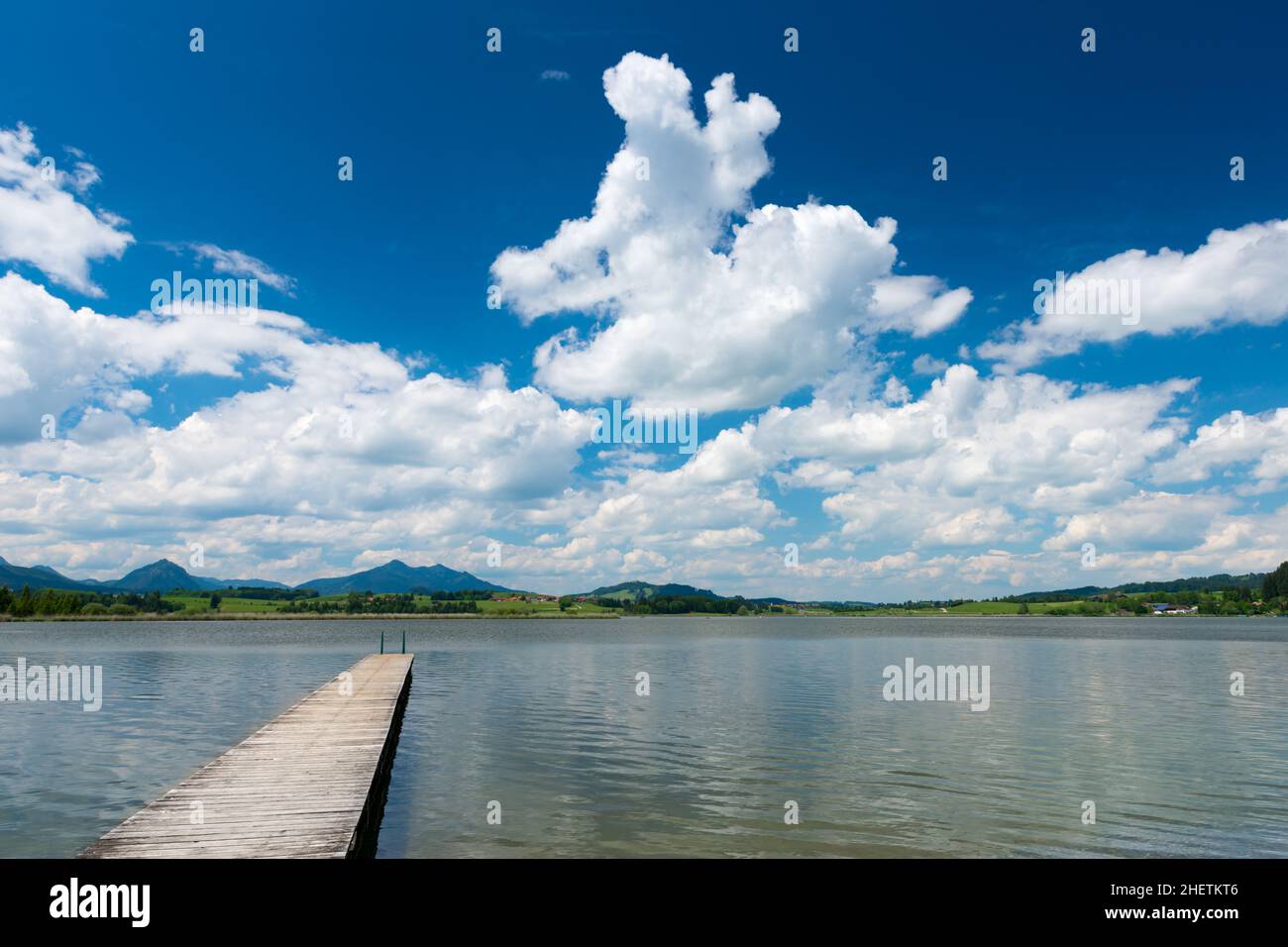 passerella in legno sul lago hopfen am see con cielo blu e nuvole Foto Stock