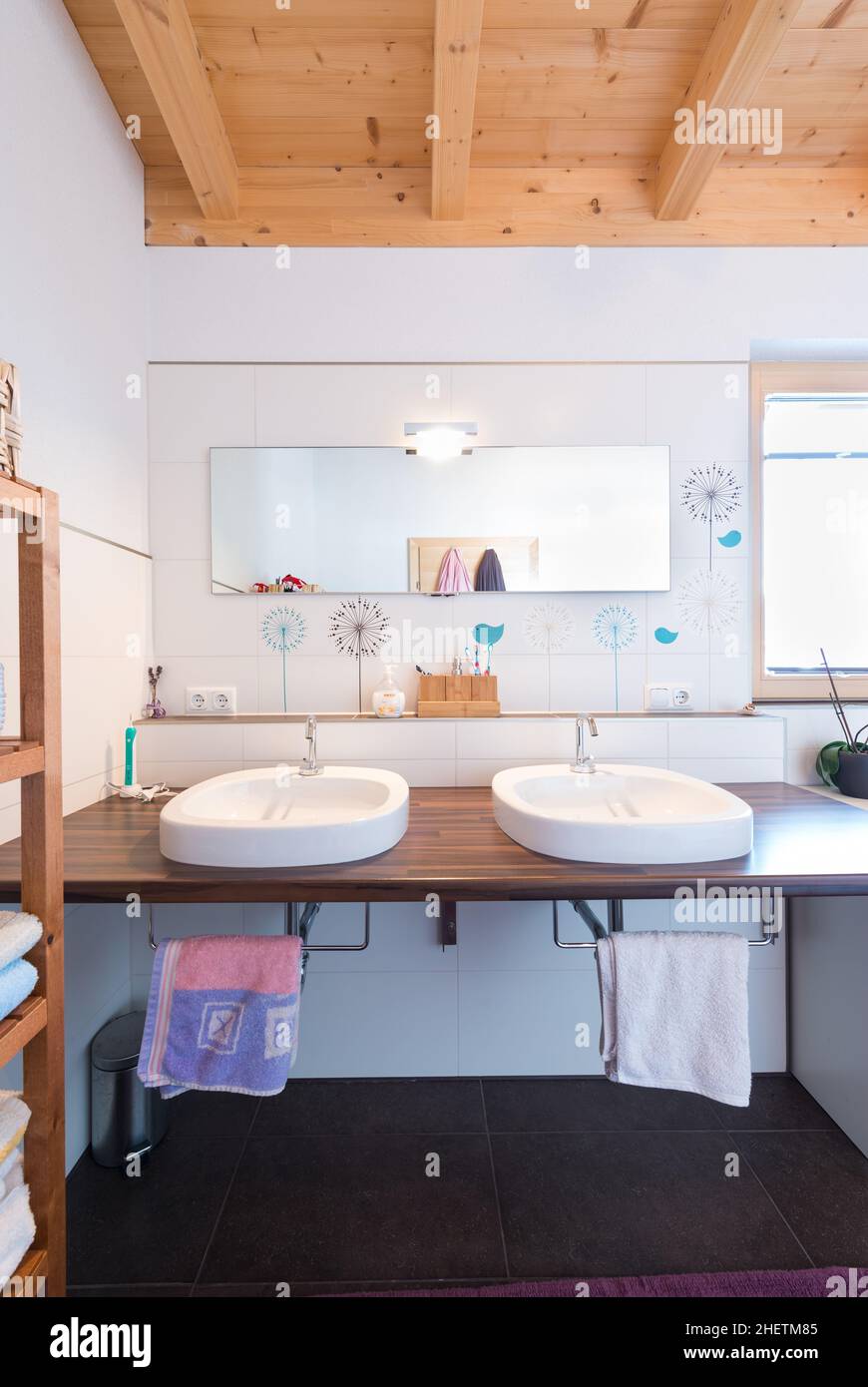 moderno bagno nuovo con due lavandini in legno casa Foto Stock