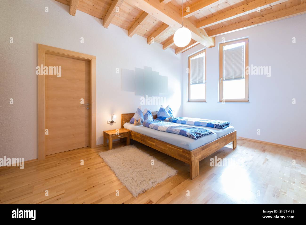 moderna camera da letto nuova in una calda casa in legno Foto Stock