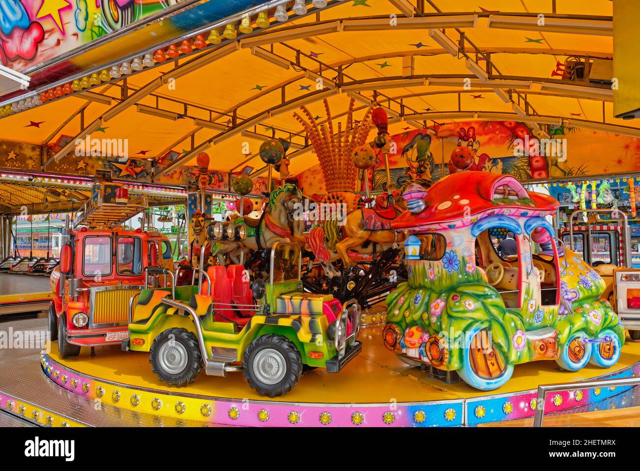 Carosello di mini auto in una fiera di divertimento in Spagna Foto Stock