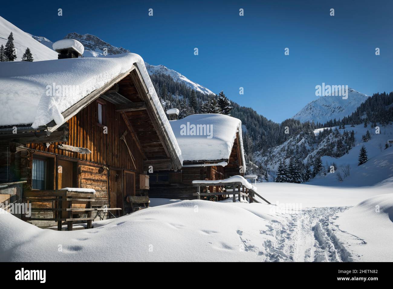 case di legno sulle montagne austriache in inverno con molta neve Foto Stock